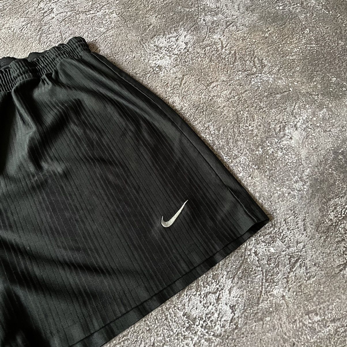 Vintage Vintage Nike Y2K Black Shorts Swoosh Logo Streetwear Slim 34 Size US 34 / EU 50 - 4 Thumbnail