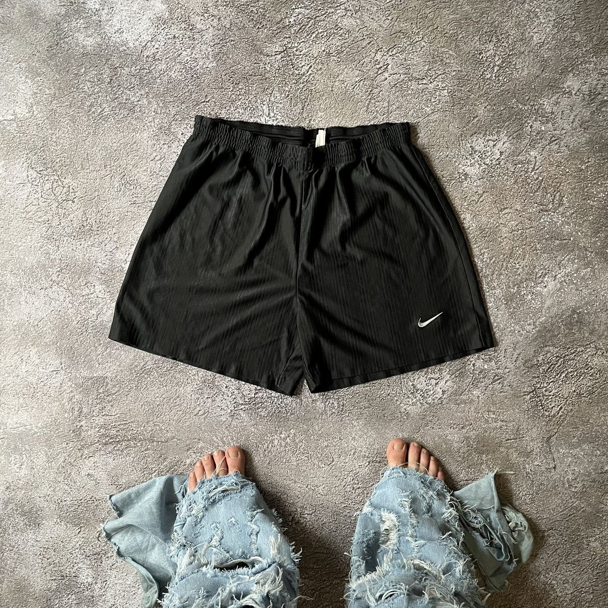 Vintage Vintage Nike Y2K Black Shorts Swoosh Logo Streetwear Slim 34 Size US 34 / EU 50 - 1 Thumbnail