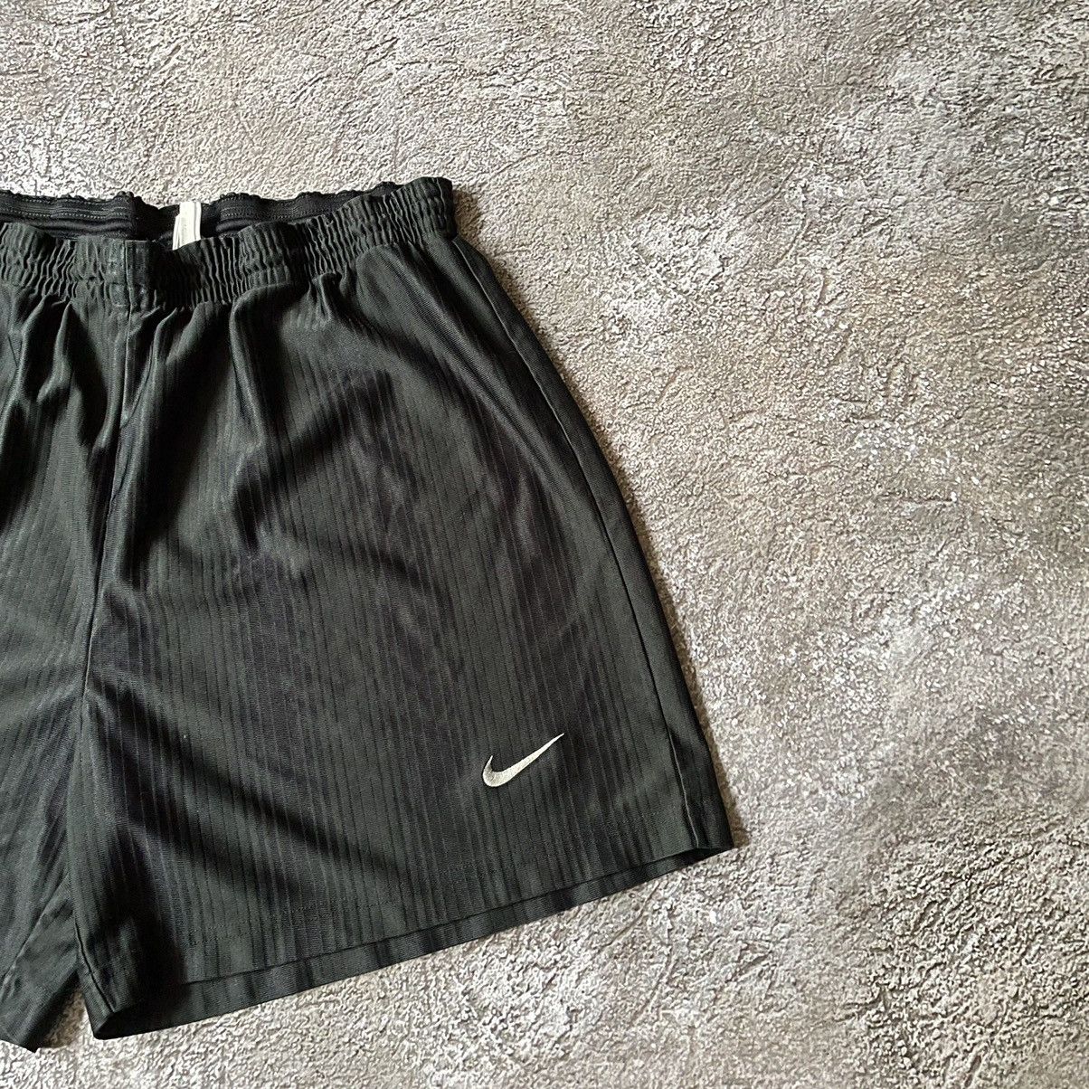 Vintage Vintage Nike Y2K Black Shorts Swoosh Logo Streetwear Slim 34 Size US 34 / EU 50 - 3 Thumbnail