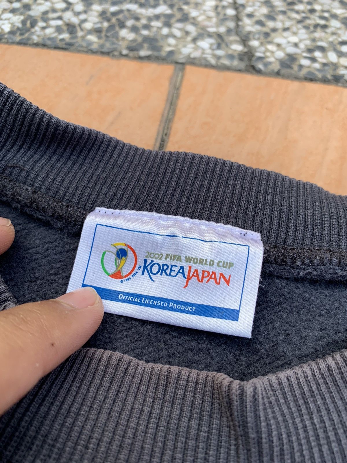 Vintage Vintage 2002 Sunfaded Fifa World Cup Sweatshirt Size US M / EU 48-50 / 2 - 3 Thumbnail