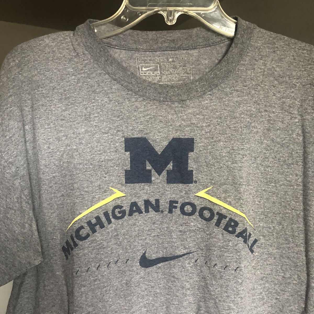 Nike Vintage Nike Michigan Wolverines Center Swoosh Football Tee Size US L / EU 52-54 / 3 - 7 Thumbnail