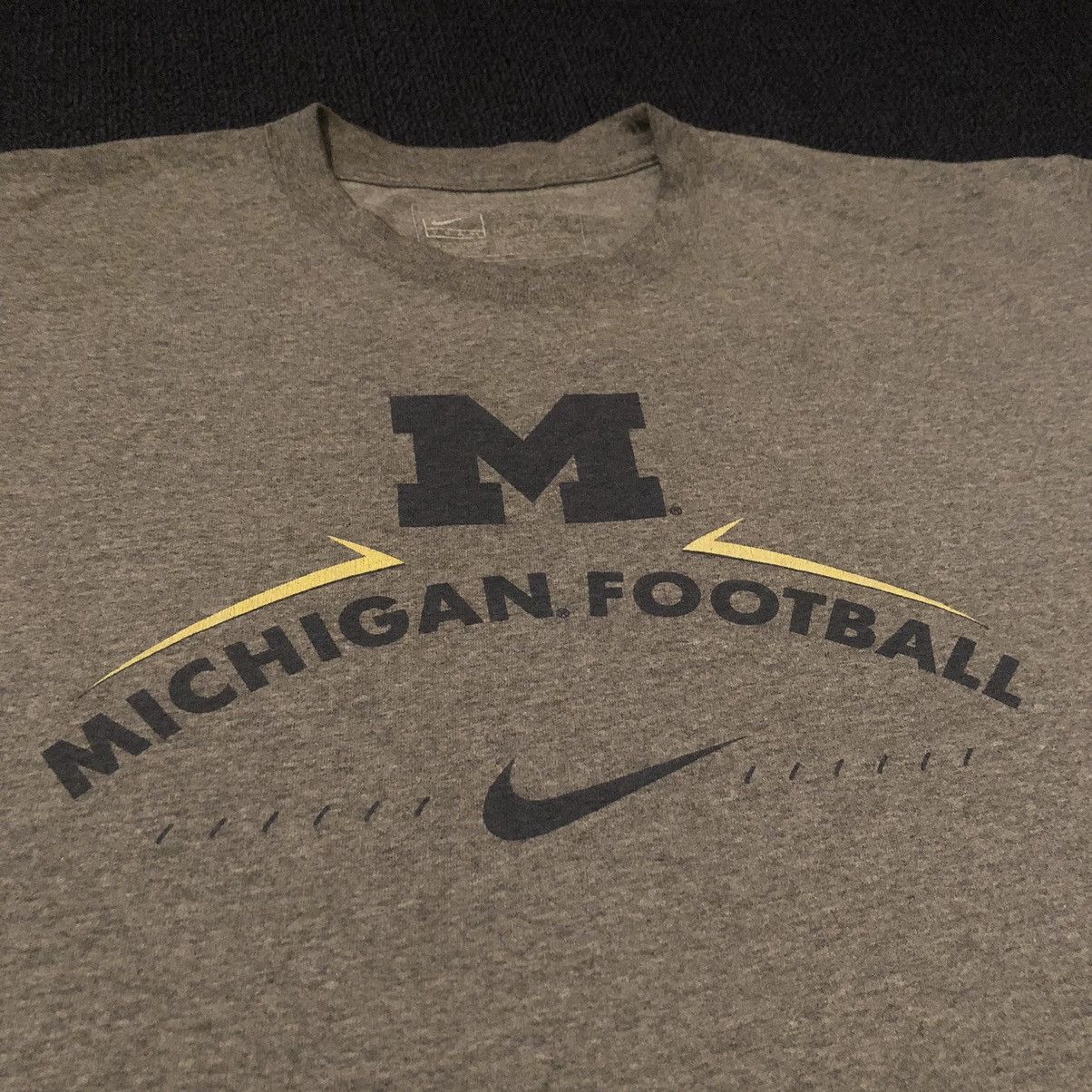 Nike Vintage Nike Michigan Wolverines Center Swoosh Football Tee Size US L / EU 52-54 / 3 - 1 Thumbnail