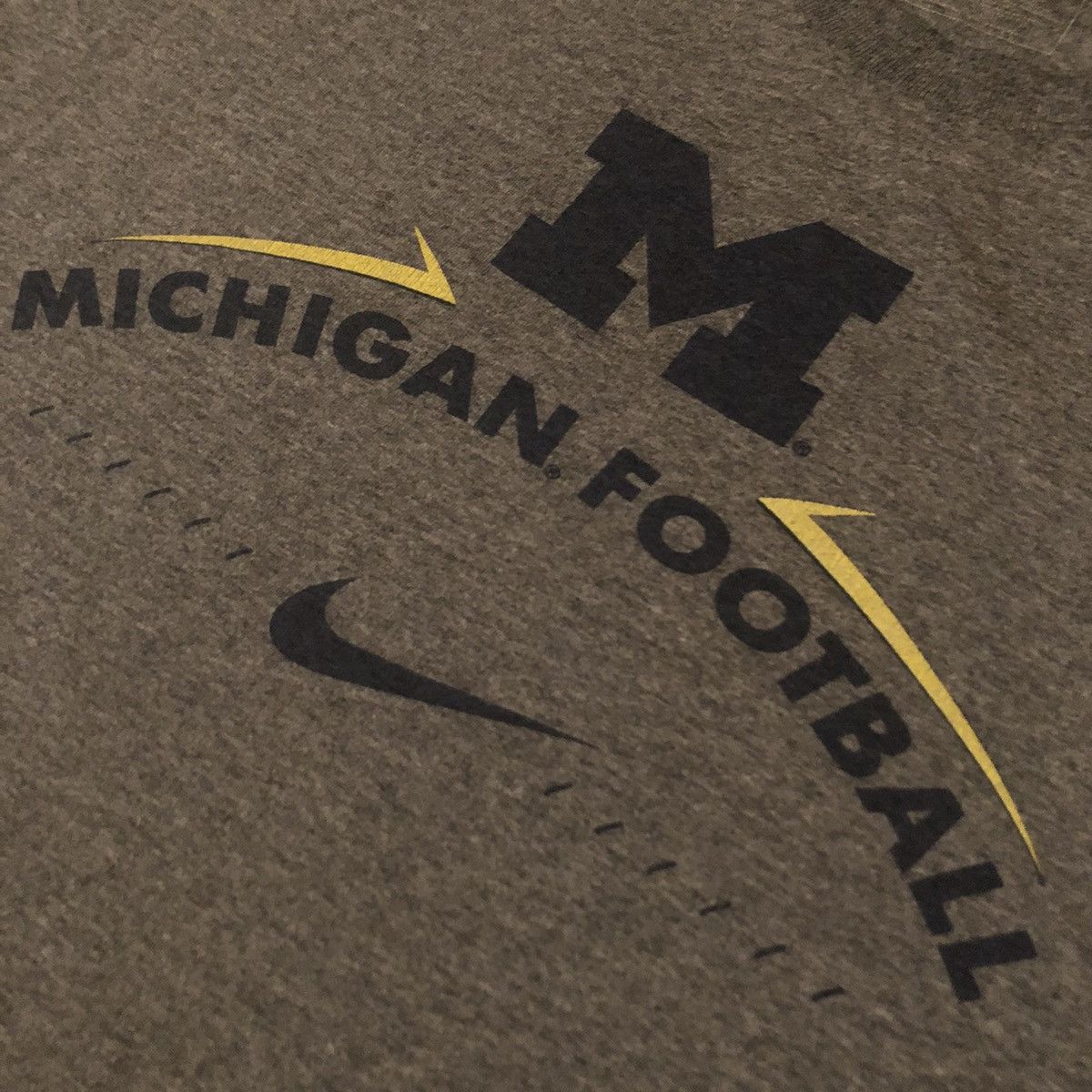 Nike Vintage Nike Michigan Wolverines Center Swoosh Football Tee Size US L / EU 52-54 / 3 - 3 Thumbnail