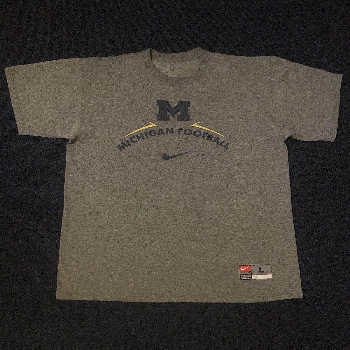 Nike Vintage Nike Michigan Wolverines Center Swoosh Football Tee Size US L / EU 52-54 / 3 - 2 Thumbnail