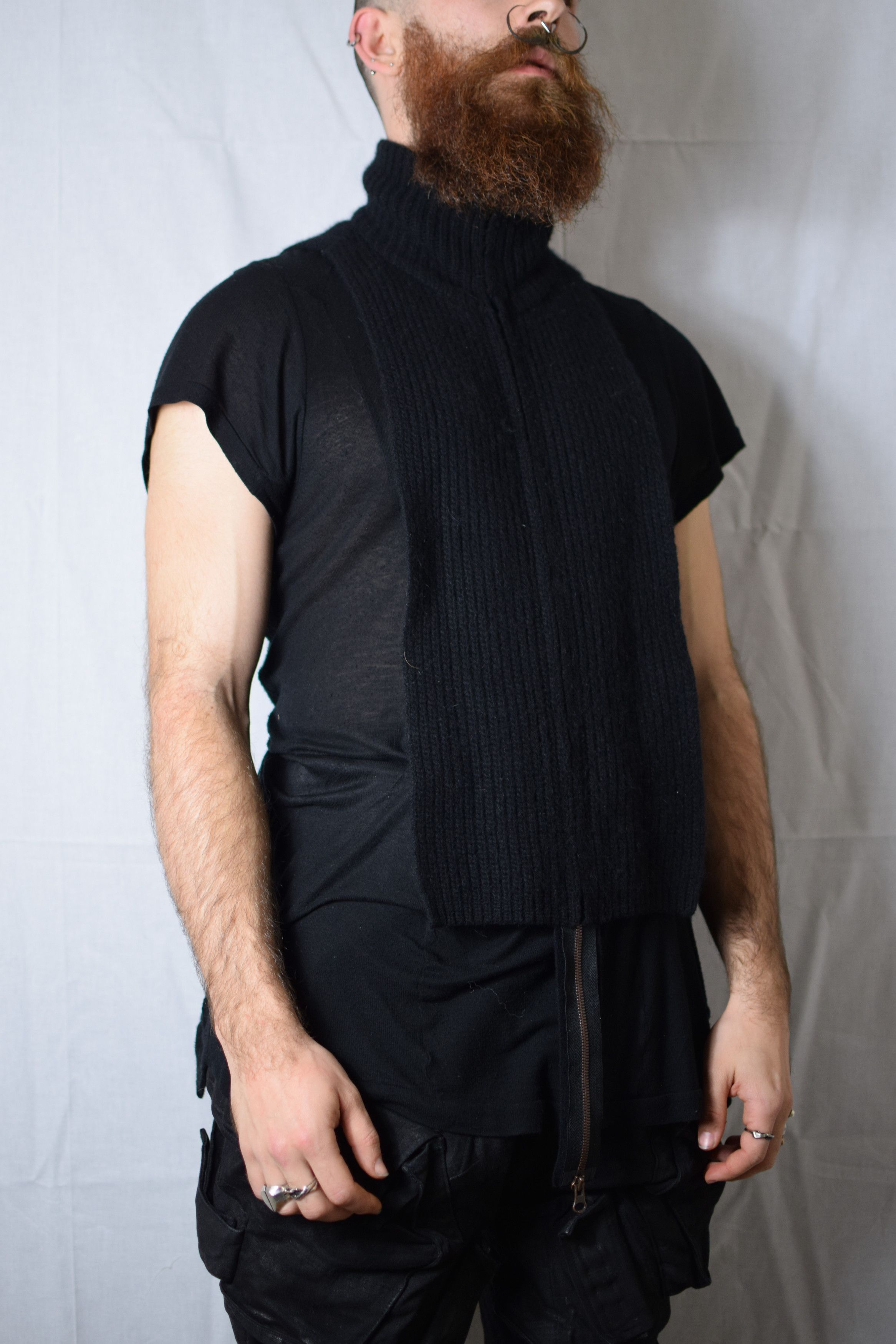 image of Julius Aw04 Zip-Up Scarf in Black, Men's