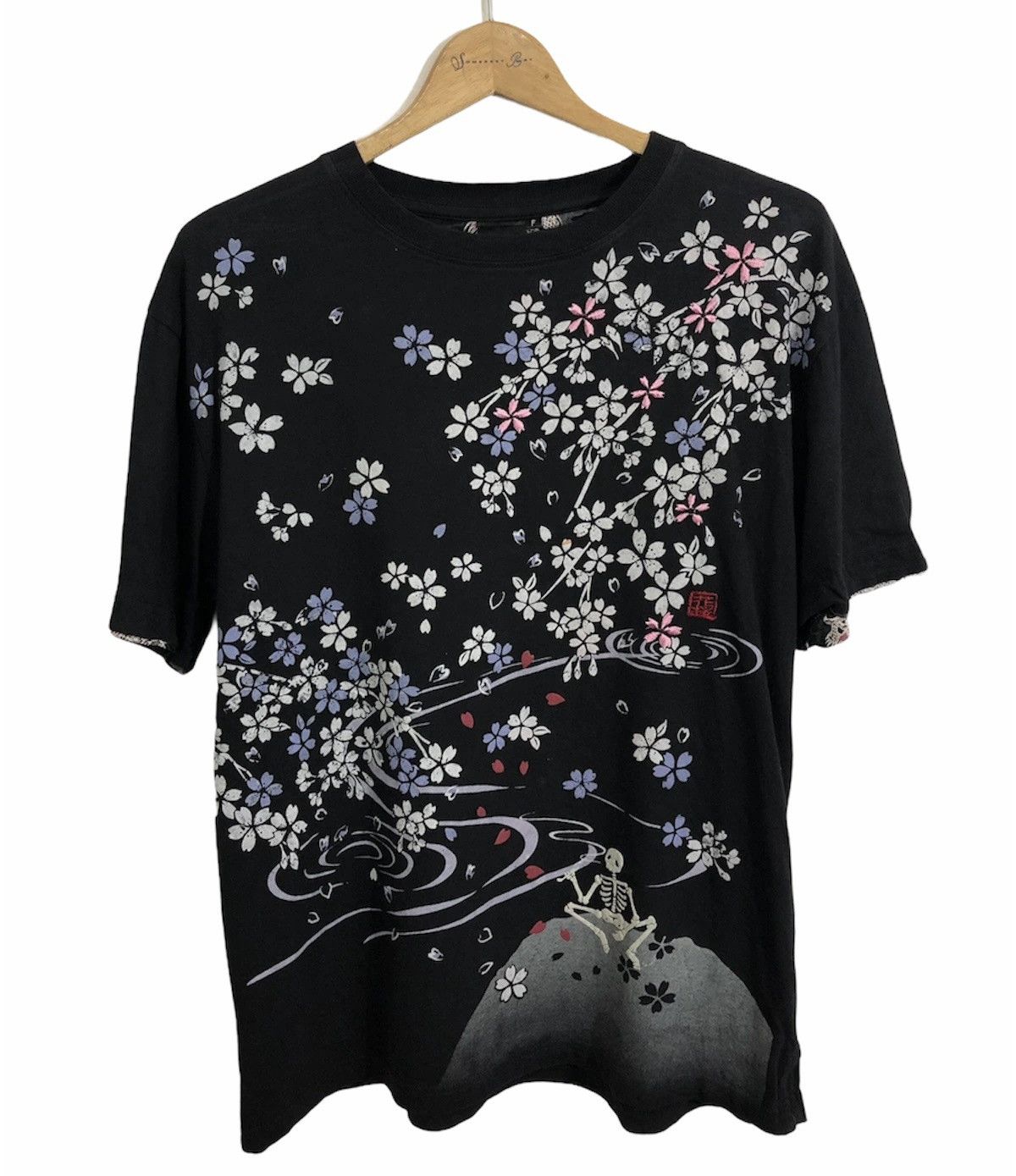 Japanese Brand Sukajan T-Shirt Sakura And Skull Motive Embroidered Size US L / EU 52-54 / 3 - 1 Thumbnail