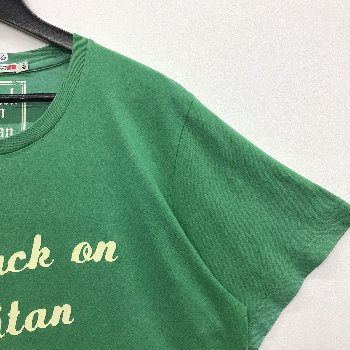 Anime × Japanese Brand × Uniqlo Rare!! Uniqlo X Attack On Titan Nice Backprint Tee Size US XL / EU 56 / 4 - 5 Thumbnail