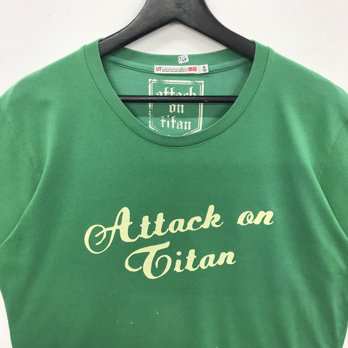 Anime × Japanese Brand × Uniqlo Rare!! Uniqlo X Attack On Titan Nice Backprint Tee Size US XL / EU 56 / 4 - 8 Thumbnail