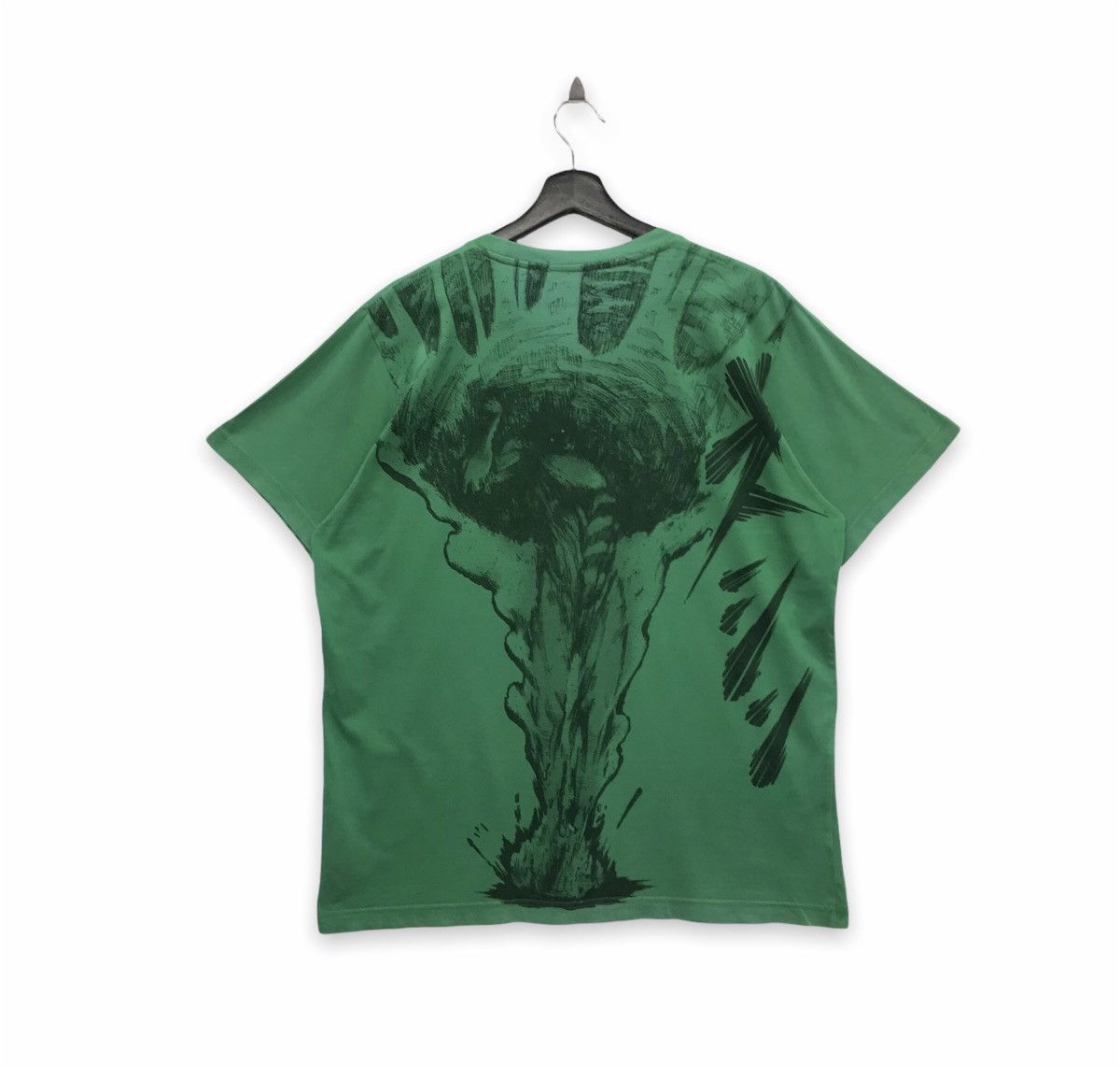 Anime × Japanese Brand × Uniqlo Rare!! Uniqlo X Attack On Titan Nice Backprint Tee Size US XL / EU 56 / 4 - 1 Thumbnail