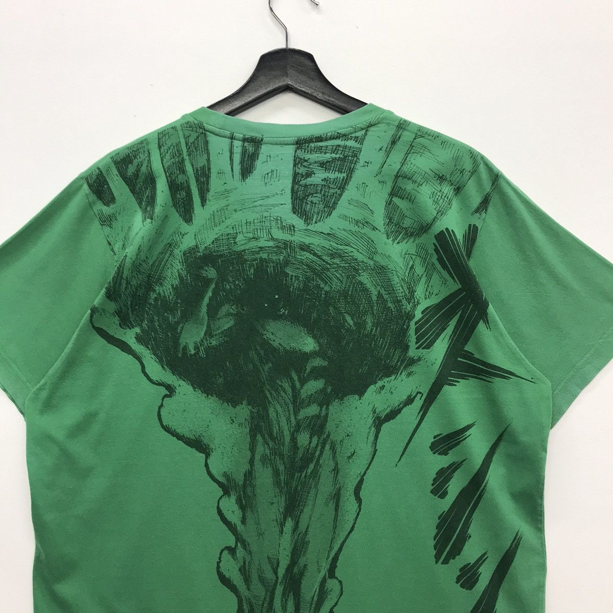 Anime × Japanese Brand × Uniqlo Rare!! Uniqlo X Attack On Titan Nice Backprint Tee Size US XL / EU 56 / 4 - 11 Thumbnail
