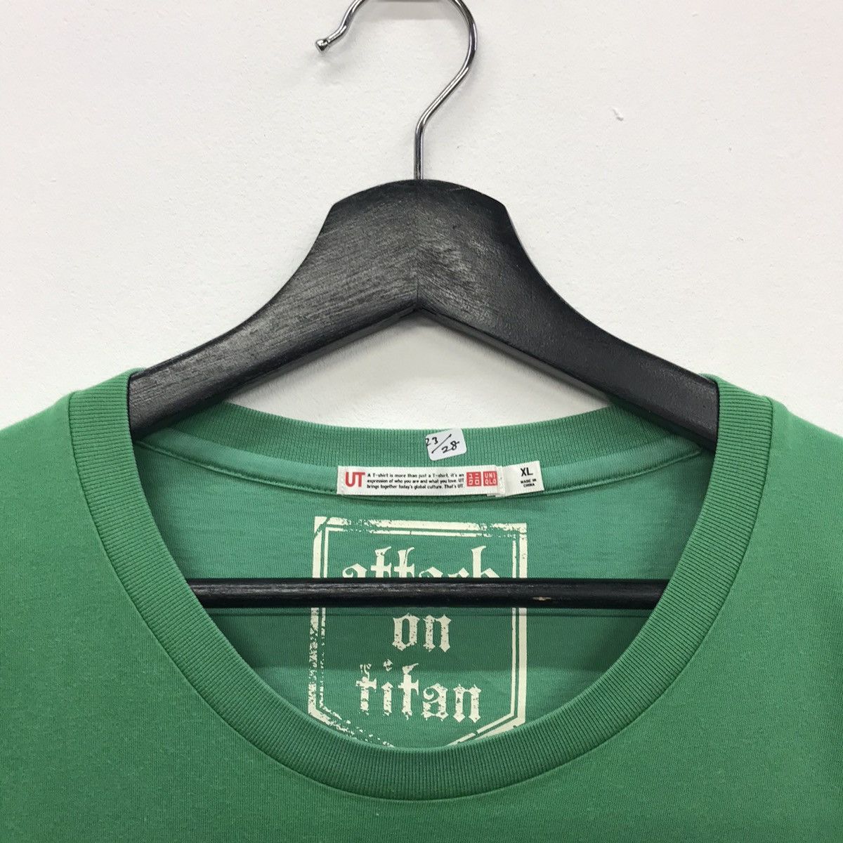 Anime × Japanese Brand × Uniqlo Rare!! Uniqlo X Attack On Titan Nice Backprint Tee Size US XL / EU 56 / 4 - 4 Thumbnail
