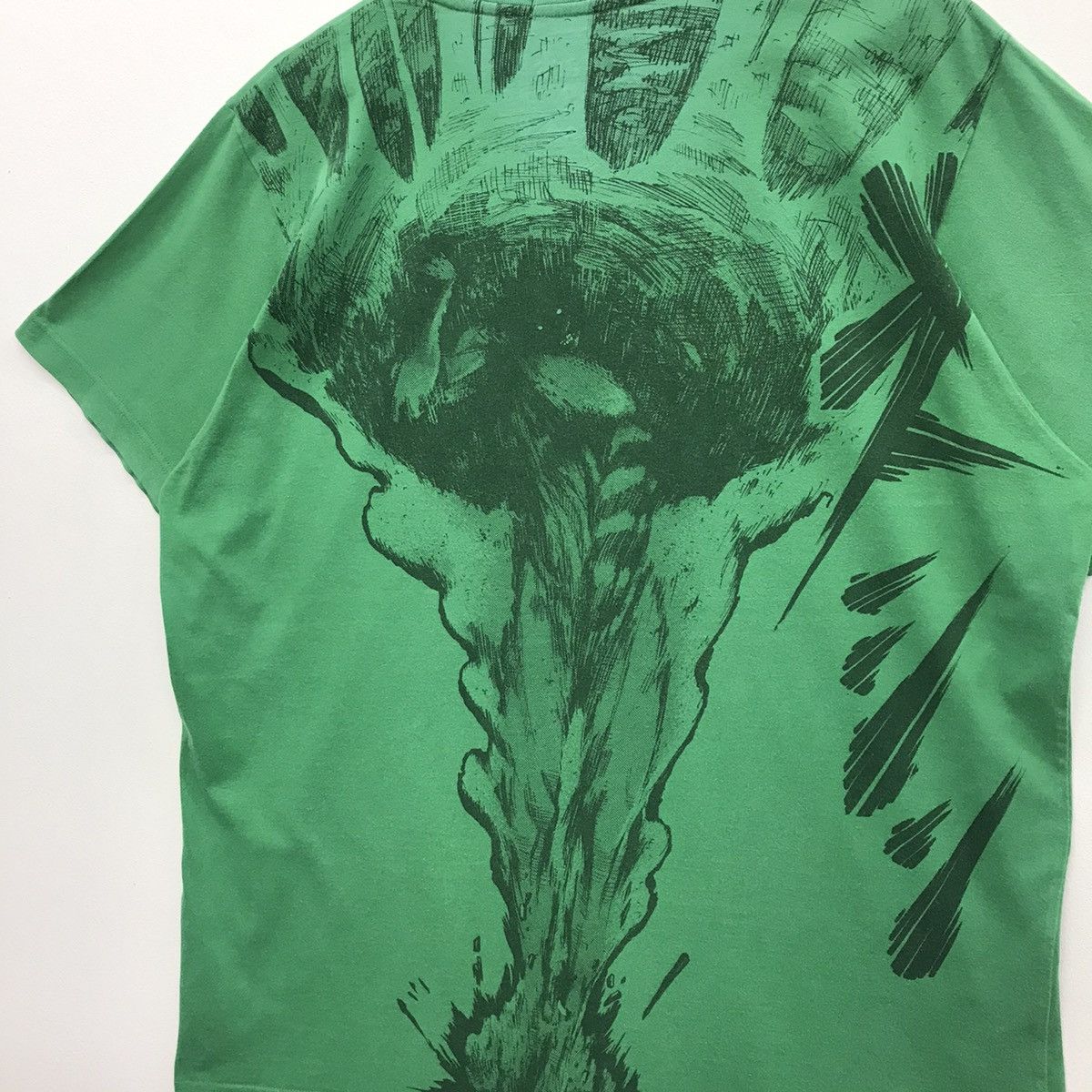 Anime × Japanese Brand × Uniqlo Rare!! Uniqlo X Attack On Titan Nice Backprint Tee Size US XL / EU 56 / 4 - 12 Thumbnail