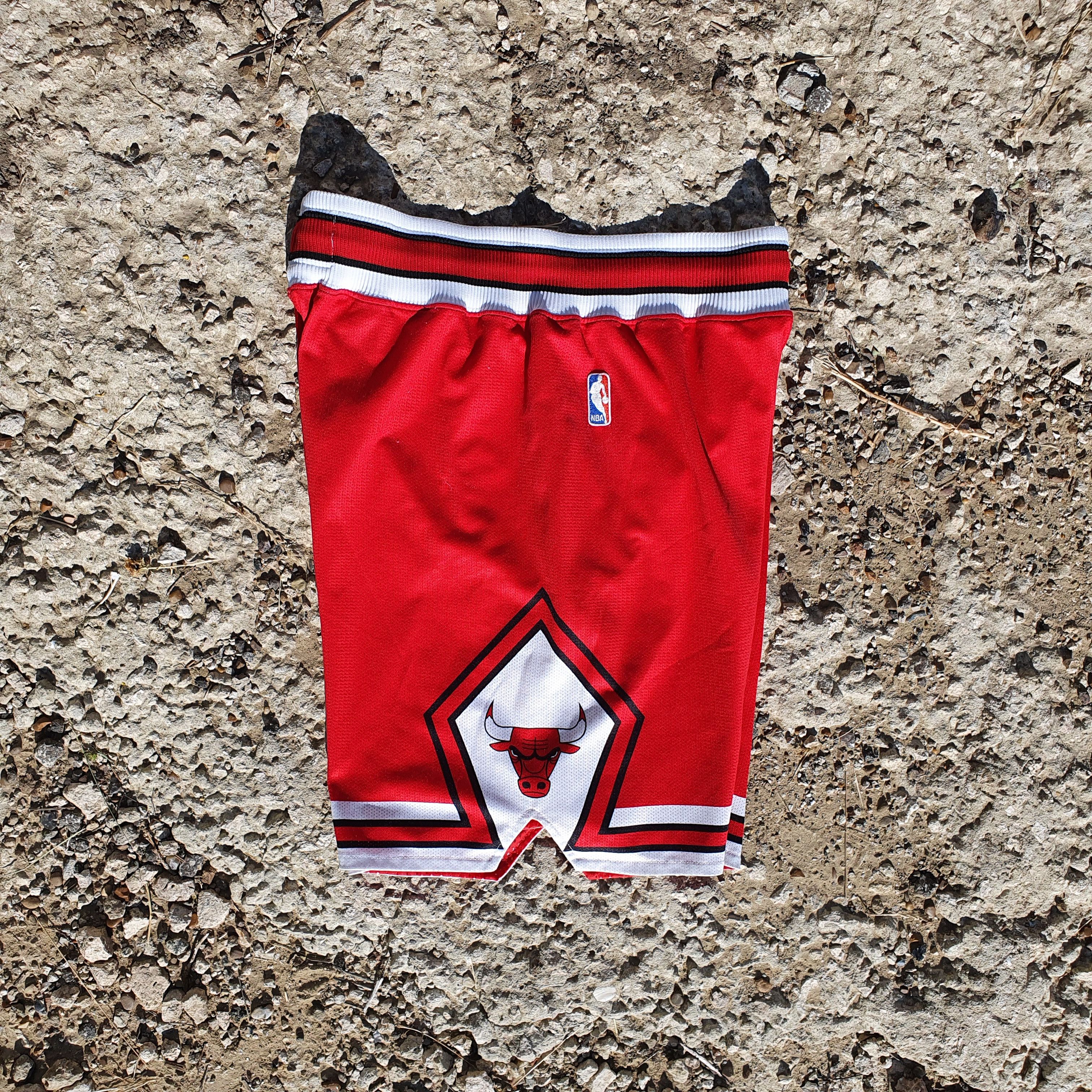 Champion × NBA Vintage 90s Chicago Bulls Champion NBA RARE Shorts Size US 33 - 5 Thumbnail