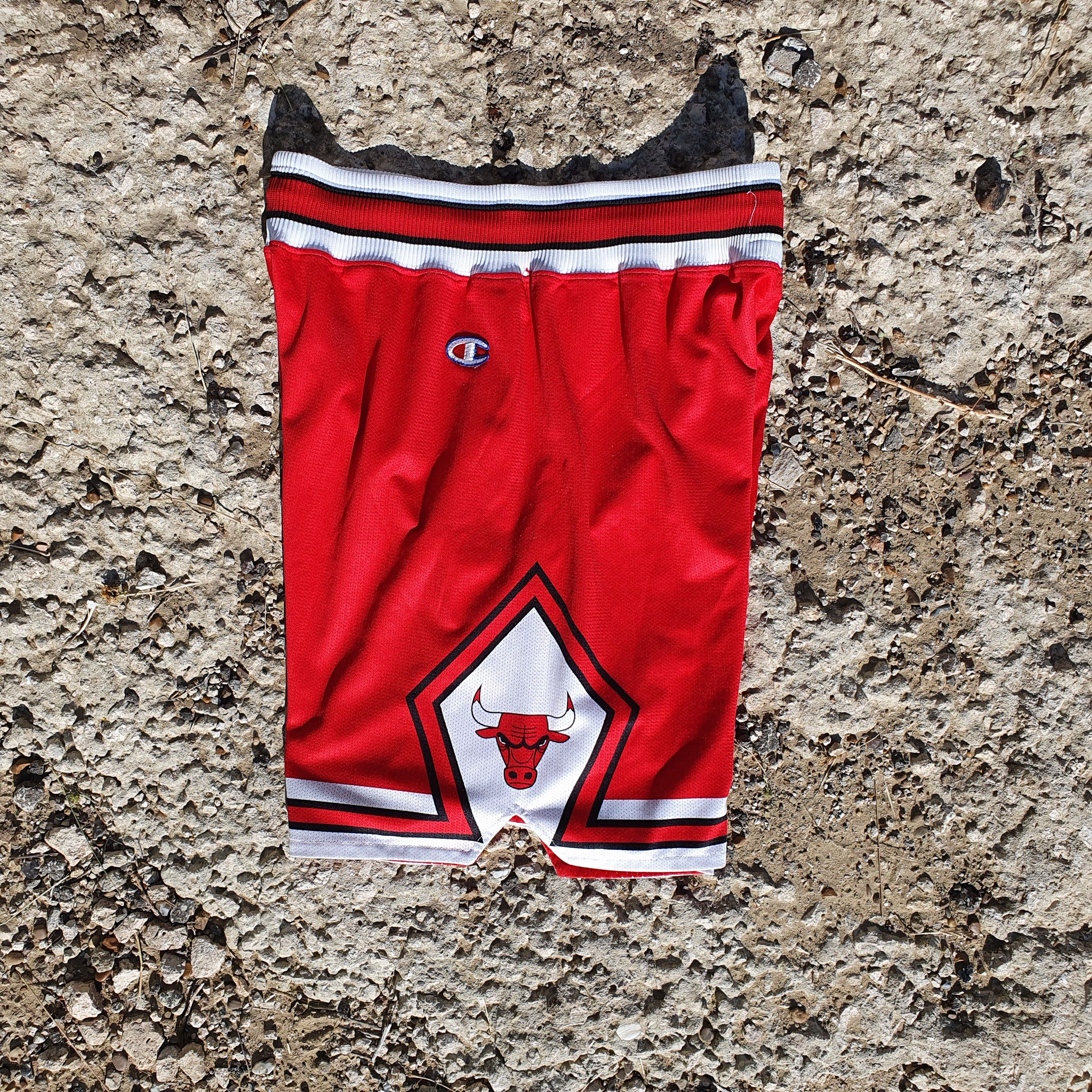 Champion × NBA Vintage 90s Chicago Bulls Champion NBA RARE Shorts Size US 33 - 1 Thumbnail