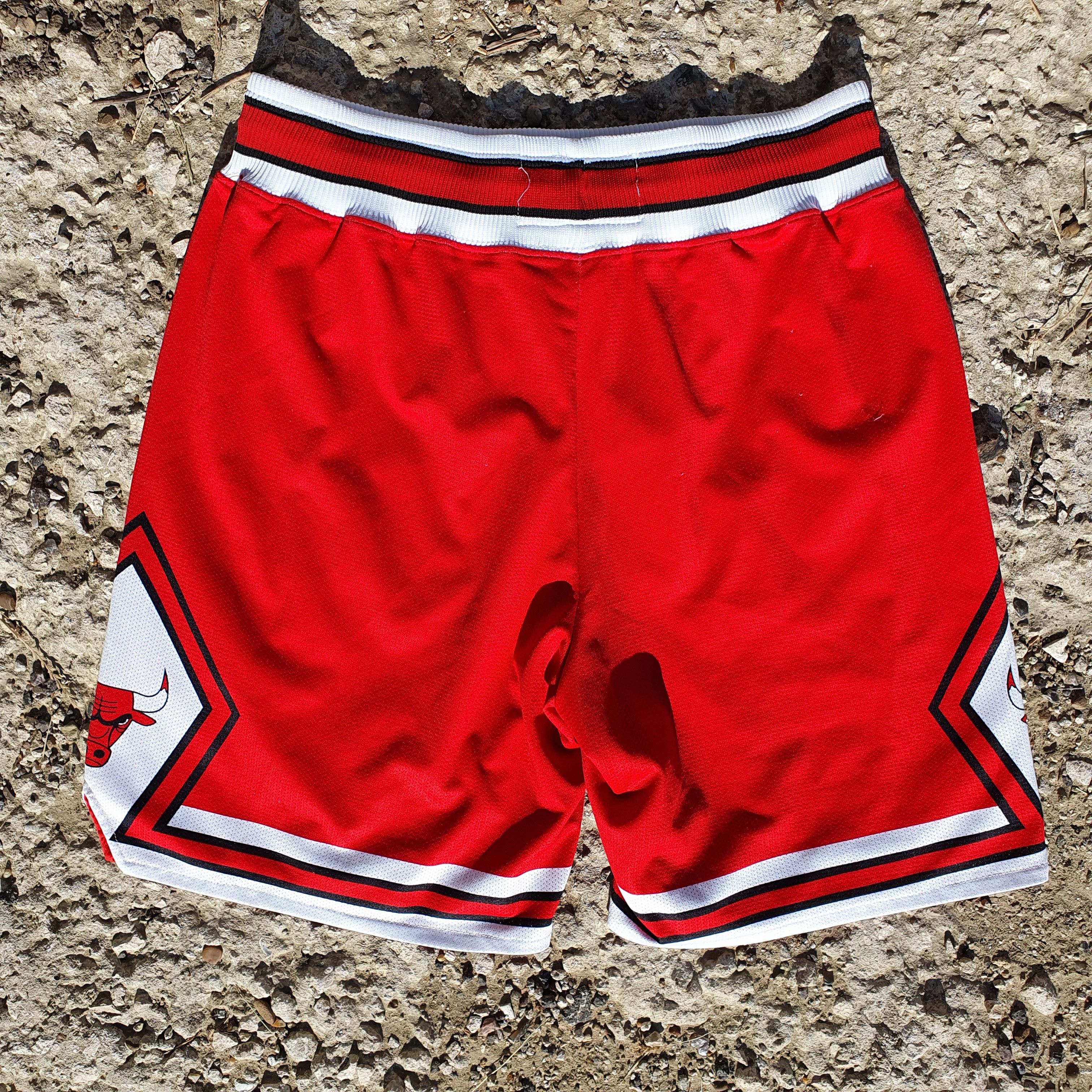 Champion × NBA Vintage 90s Chicago Bulls Champion NBA RARE Shorts Size US 33 - 3 Thumbnail