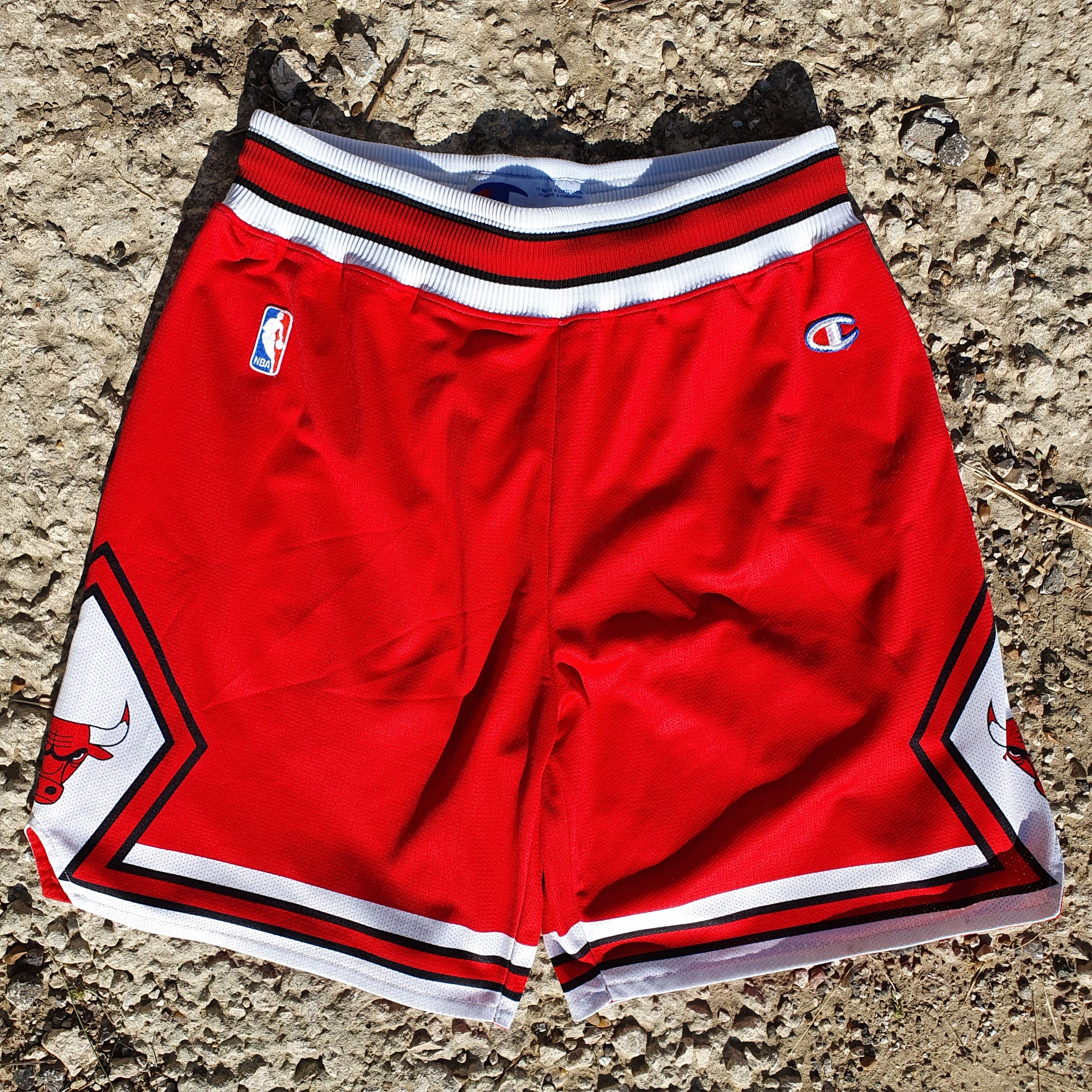 Champion × NBA Vintage 90s Chicago Bulls Champion NBA RARE Shorts Size US 33 - 11 Thumbnail