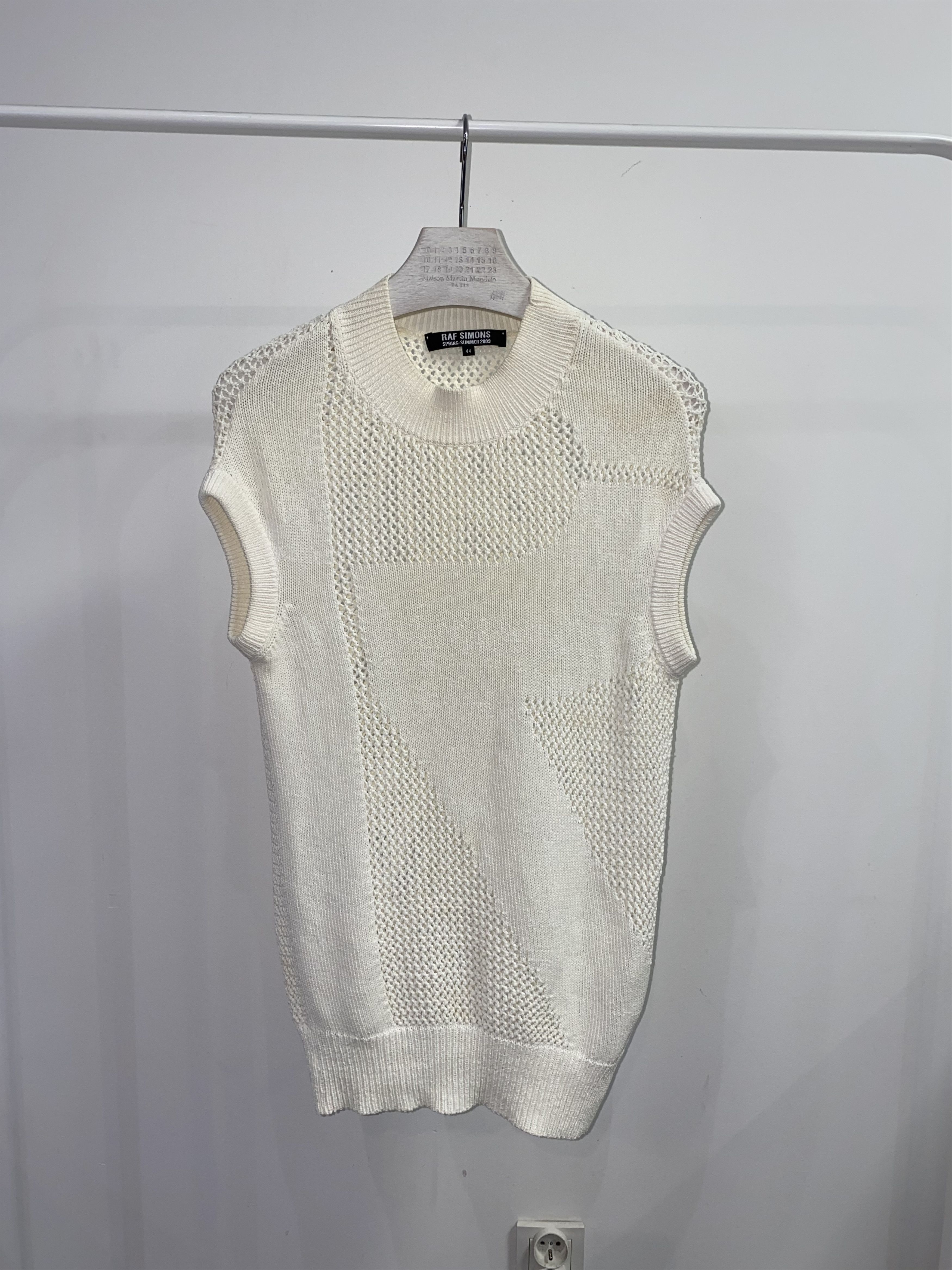 Raf Simons SS09 Raf Simons "R" Logo Cream Handknit Tank Top Size US S / EU 44-46 / 1 - 3 Thumbnail