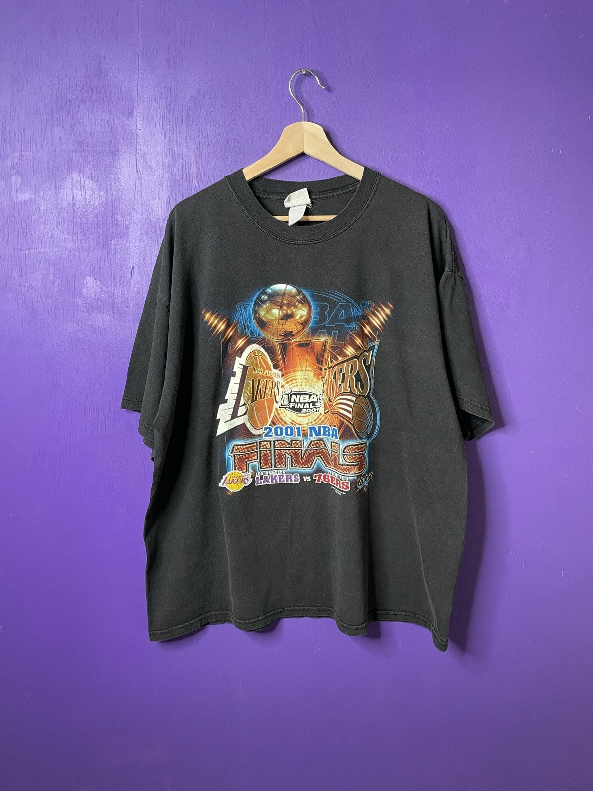 NBA × Vintage Vintage 2001 NBA finals Lakers vs sixers t-shirt Size US XXL / EU 58 / 5 - 1 Thumbnail