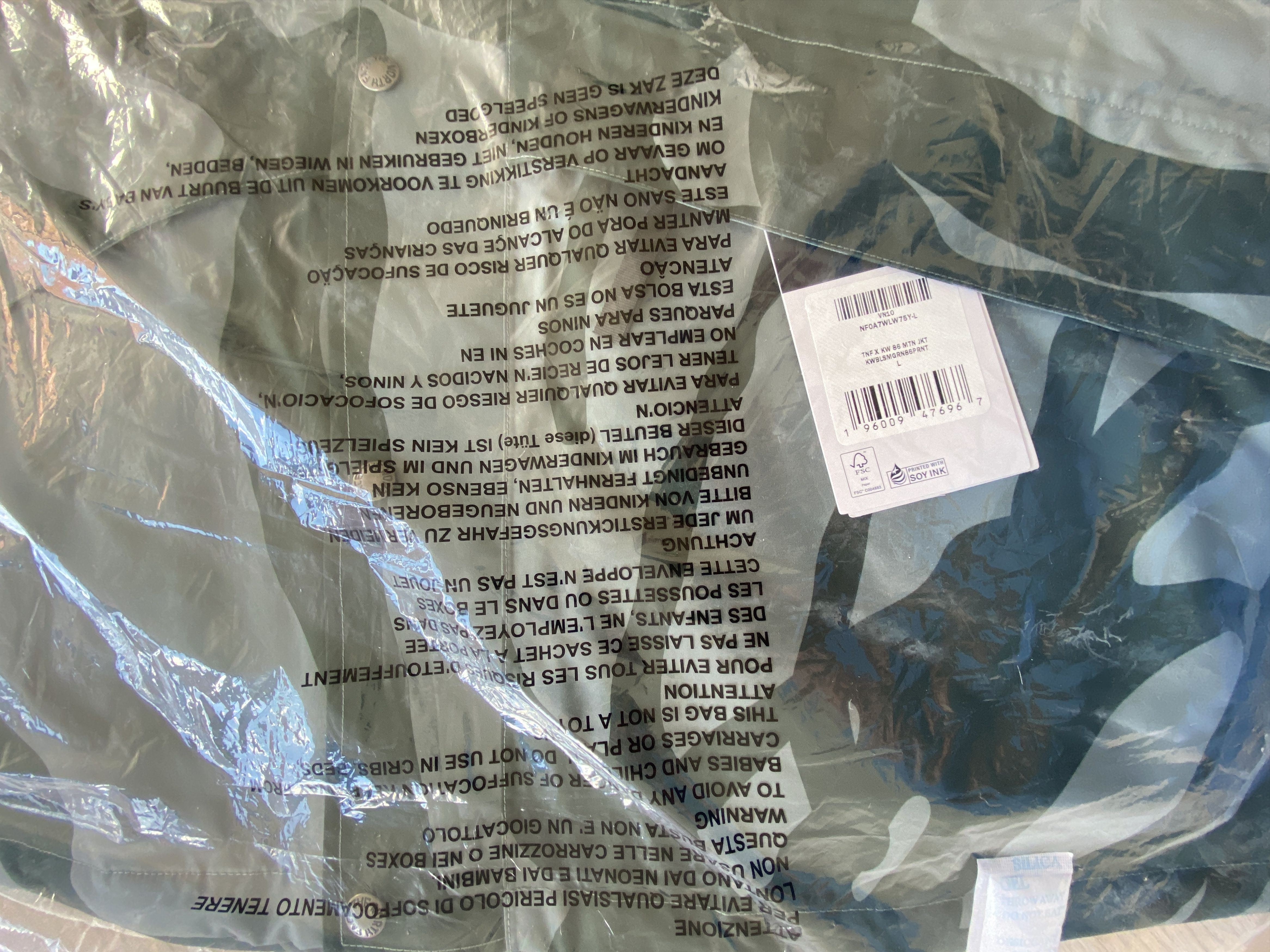Kaws × The North Face KAWS x the north face 1986 mountain jacket L balsam green Size US L / EU 52-54 / 3 - 4 Thumbnail