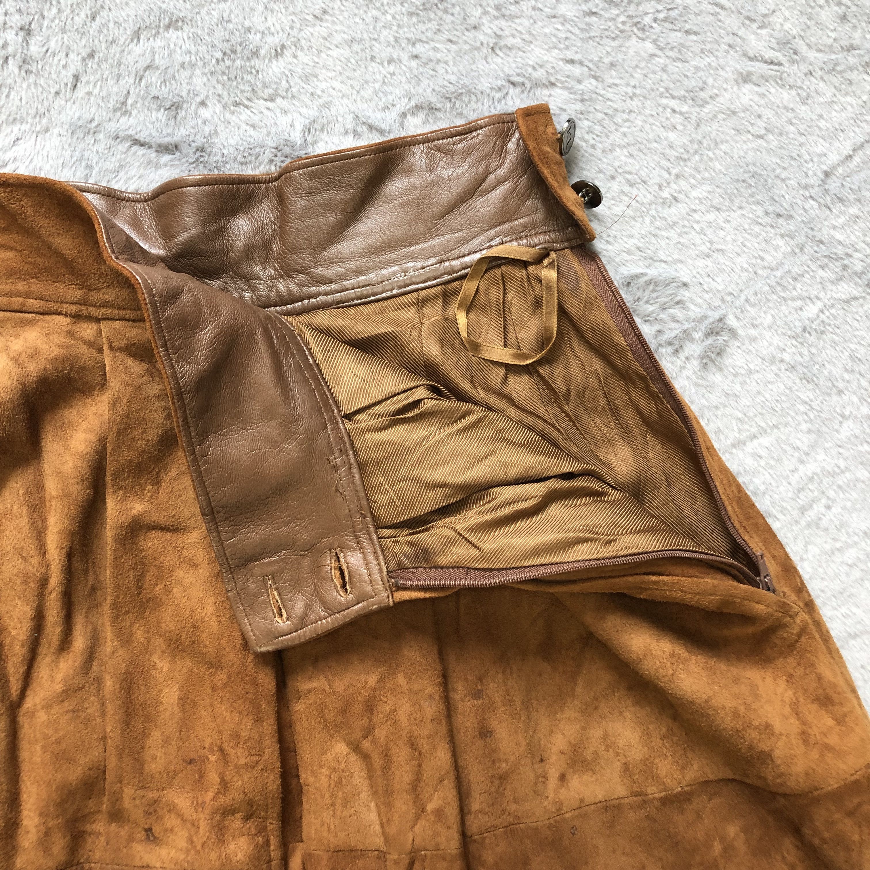 Karl Lagerfeld RARE🔥 KARL LEGERFELD SUEDE LEATHER SKIRTS #6741-84 Size 24" / US 00 / IT 34 - 4 Thumbnail
