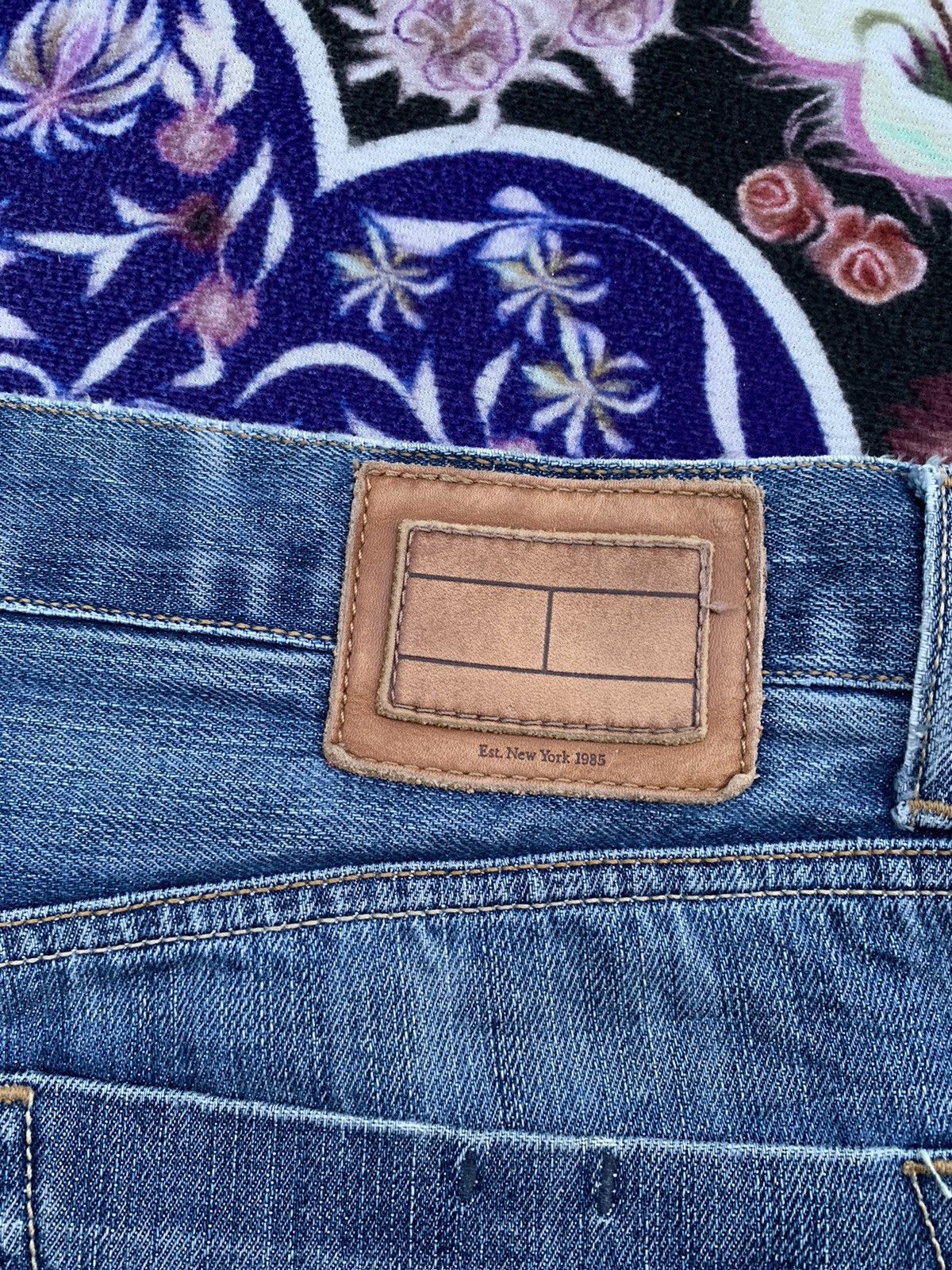 Tommy Hilfiger Tommy Hilfiger Distressed Denim Size US 35 - 16 Thumbnail