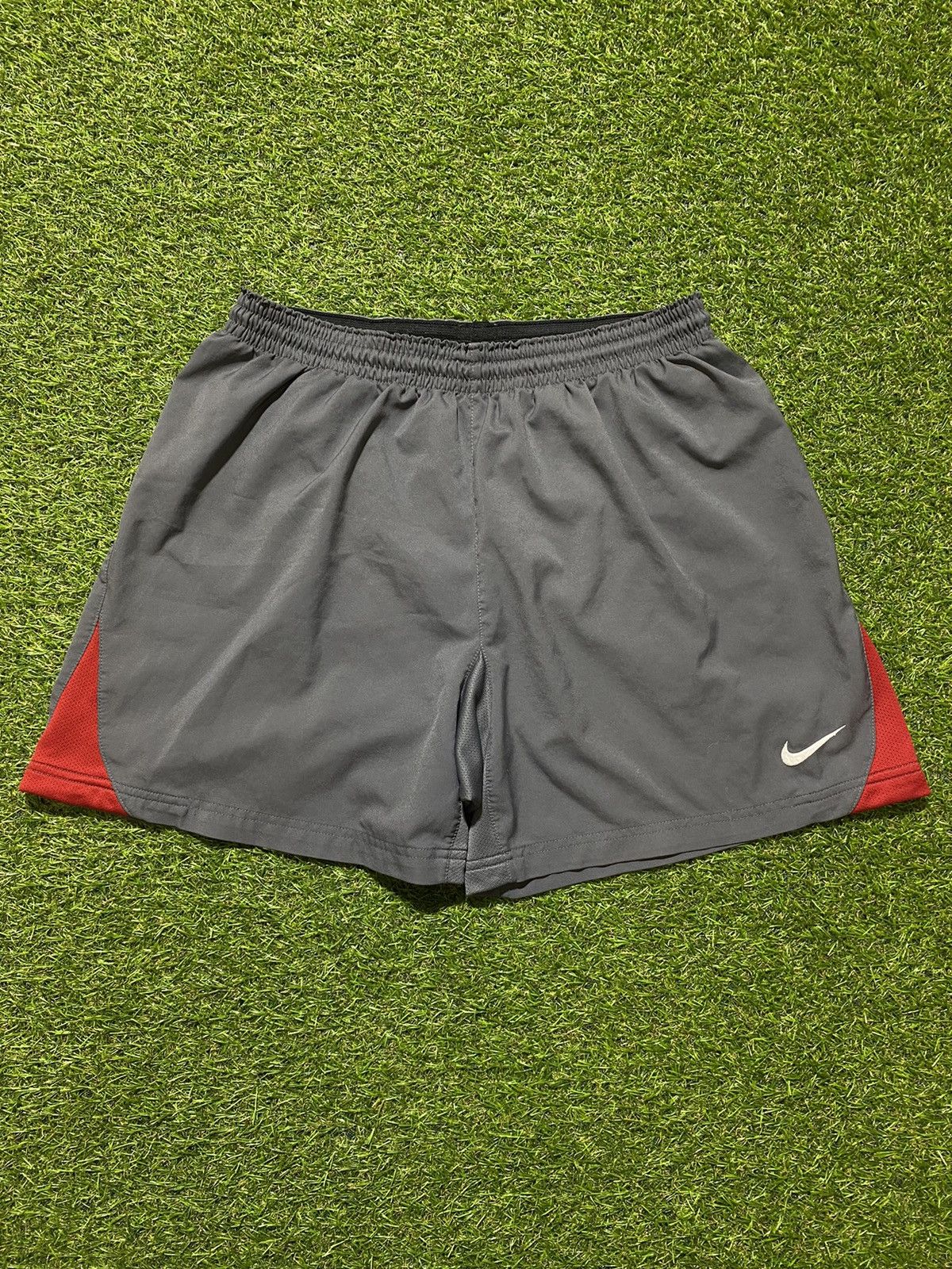 Nike Vintage Nike shorts streetwear swoosh casual y2k size L Size US 34 / EU 50 - 1 Thumbnail