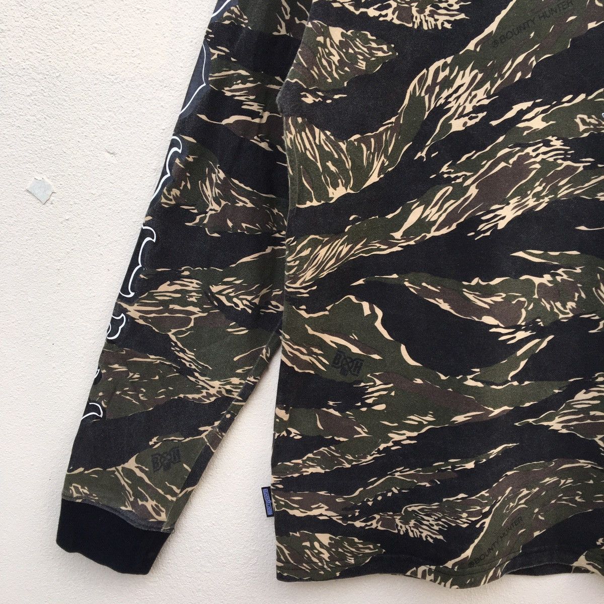 Bounty Hunter RARE‼️BOUNTY HUNTER TIGER STRIPE DESIGN LONGSLEEVE T-SHIRT Size US M / EU 48-50 / 2 - 12 Thumbnail