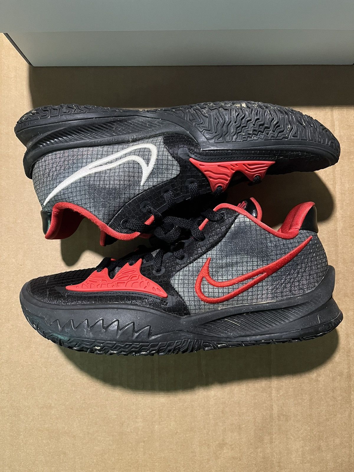 Nike Nike Kyrie Low 4 Size 9 Size US 9 / EU 42 - 1 Thumbnail