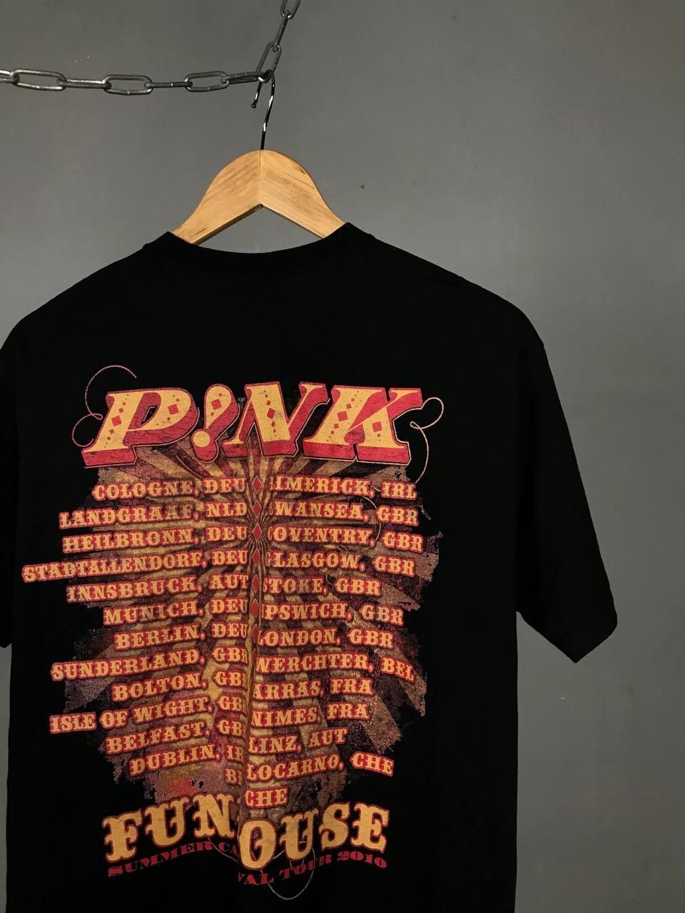 Band Tees Pink 2010 violet rock band tour tee Size US M / EU 48-50 / 2 - 6 Thumbnail