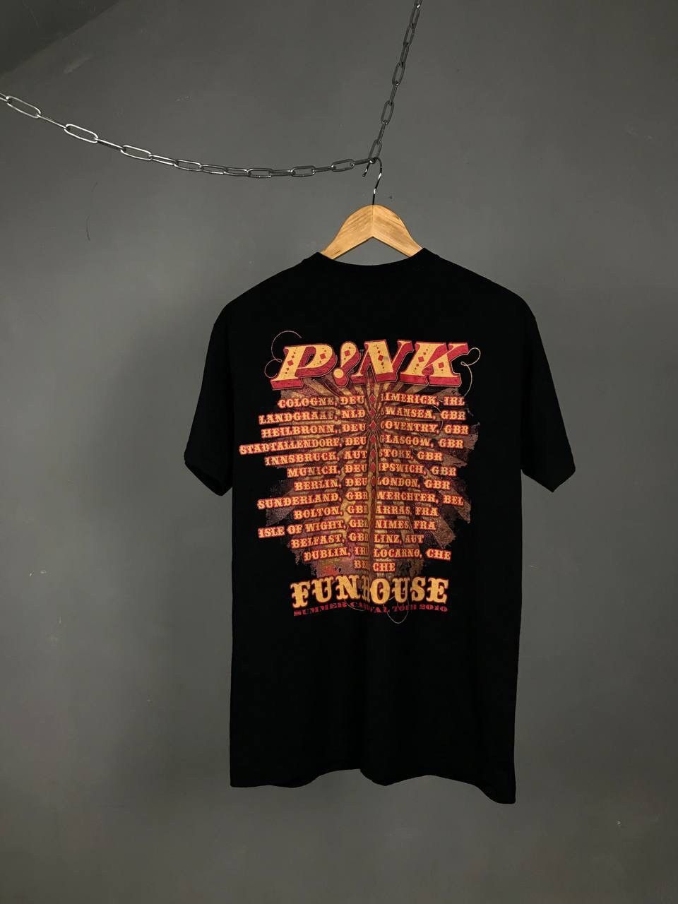 Band Tees Pink 2010 violet rock band tour tee Size US M / EU 48-50 / 2 - 5 Thumbnail