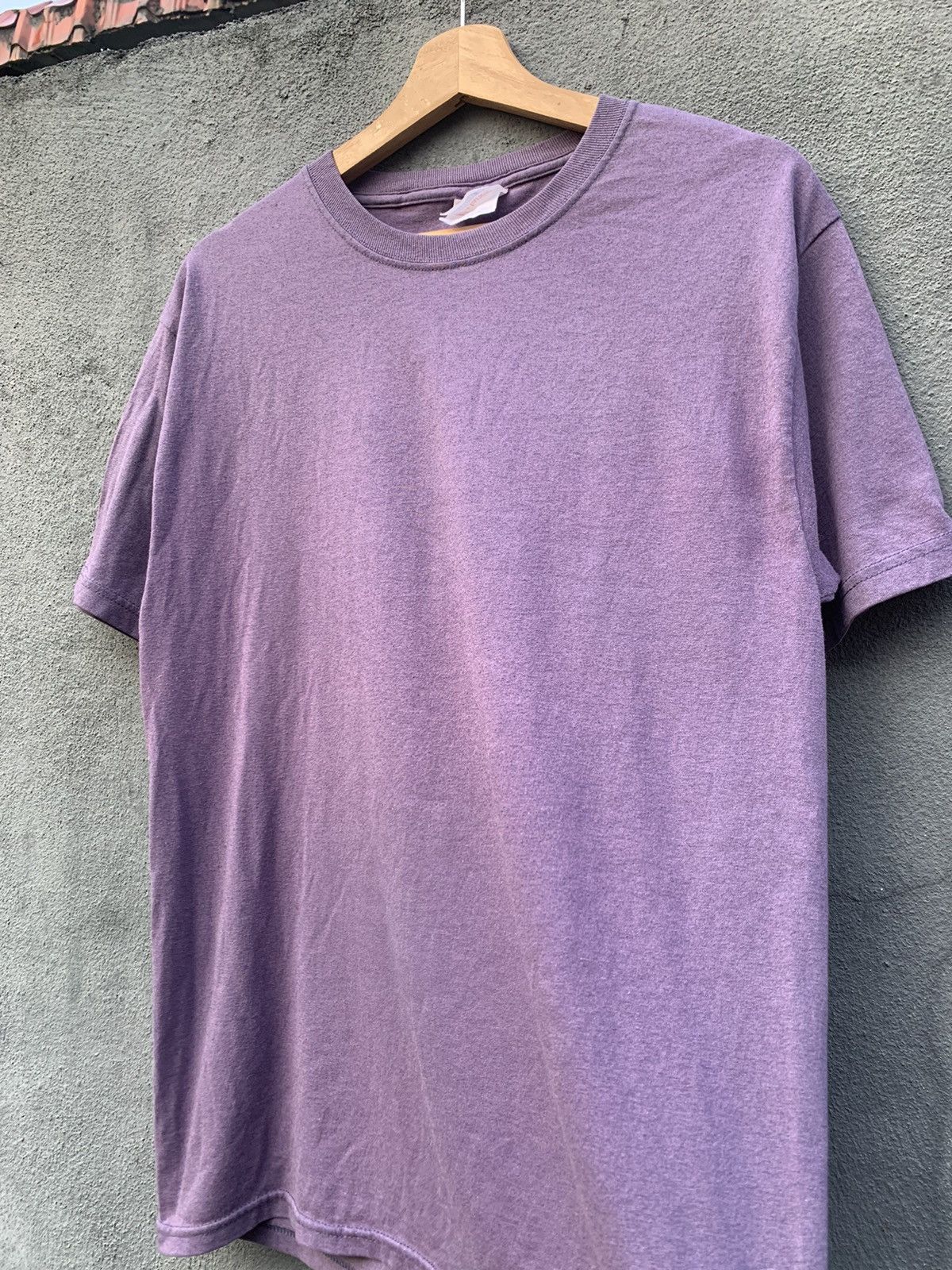 Vintage Vintage Beautiful Faded BABY PURPLE Hanes T-Shirt Size US L / EU 52-54 / 3 - 4 Thumbnail