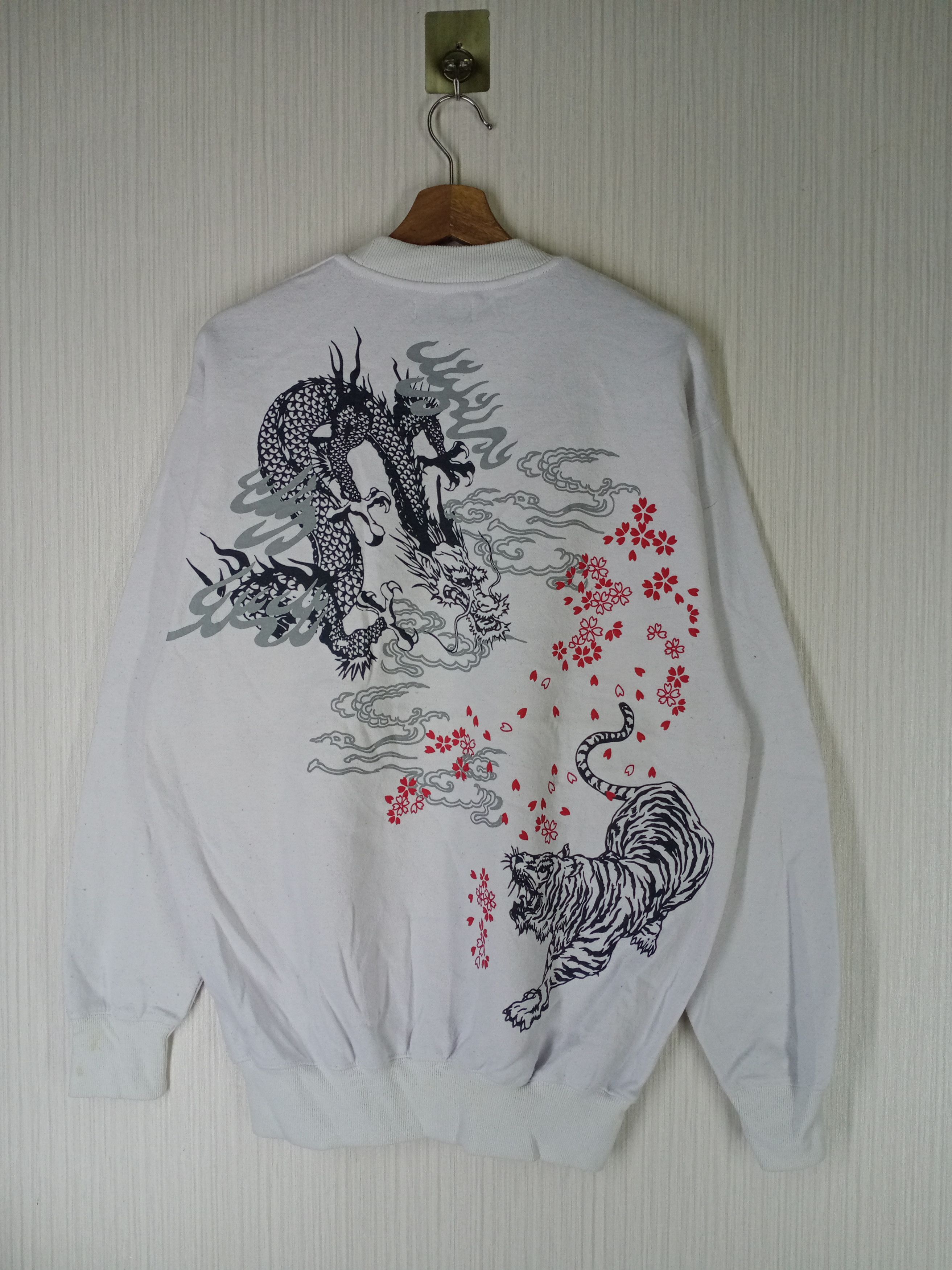 Japanese Brand Vintage Sukajan Dragon Tiger Japanese Sweatshirt Size US L / EU 52-54 / 3 - 1 Thumbnail