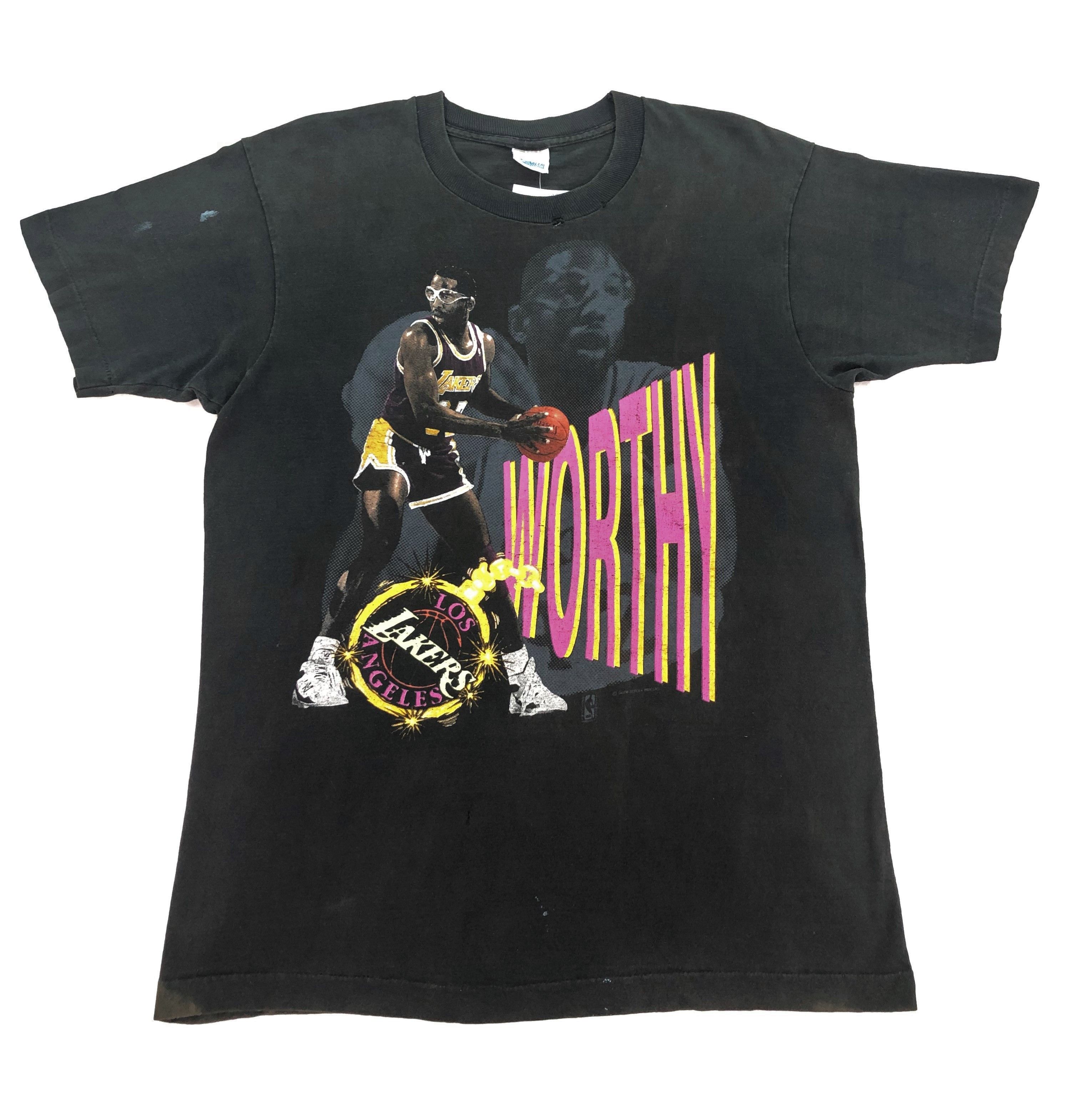 Salem Sportswear Vintage 90s JAMES WORTHY La Lakers Distressed T Shirt Size US L / EU 52-54 / 3 - 1 Thumbnail