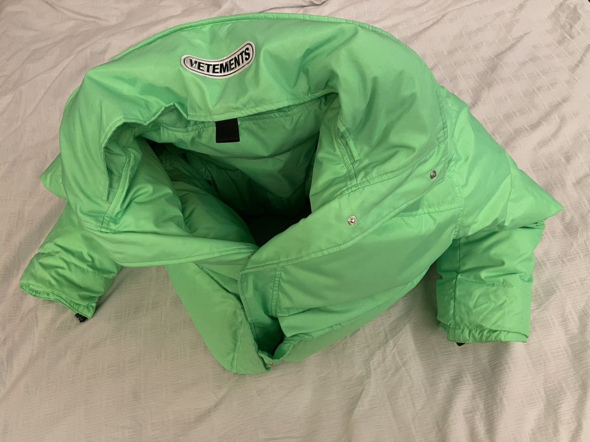 Vetements Reversible and convertible fluorescent puffer jacket Size US L / EU 52-54 / 3 - 1 Thumbnail