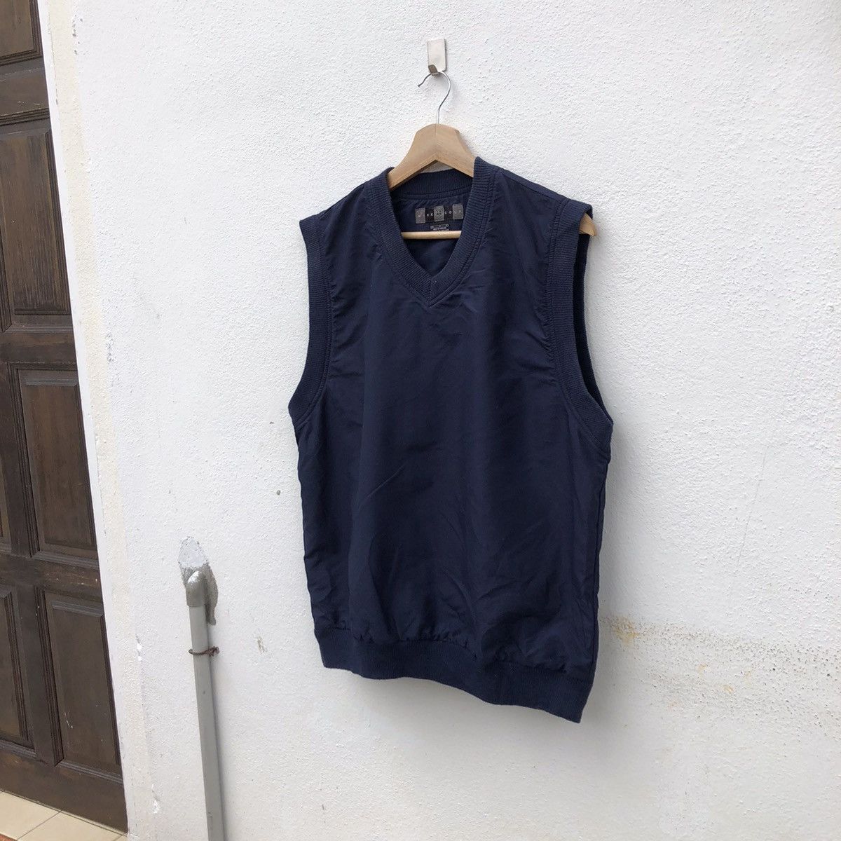 Nike VINTAGE NIKE GOLF TANK TOP VEST SMALL LOGO Size US M / EU 48-50 / 2 - 2 Thumbnail
