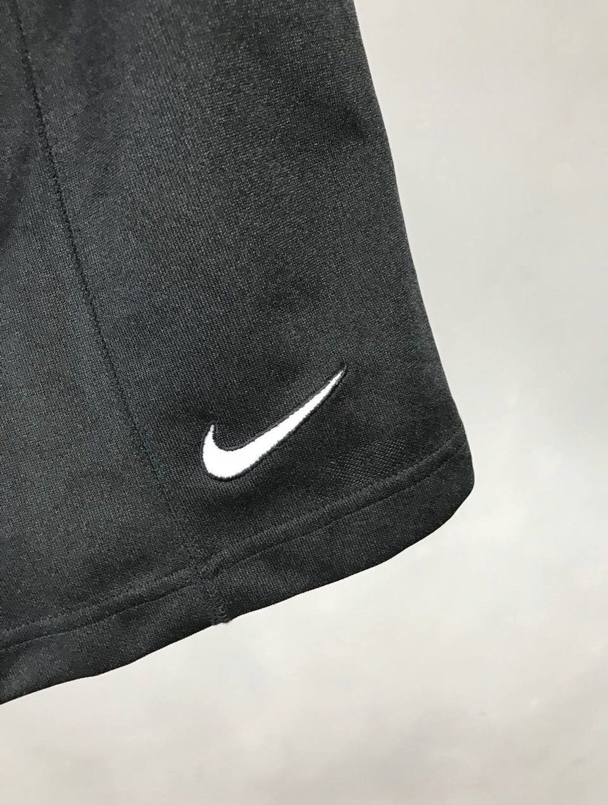Nike Nike swoosh streetwear vintage black shorts Size US 30 / EU 46 - 3 Thumbnail