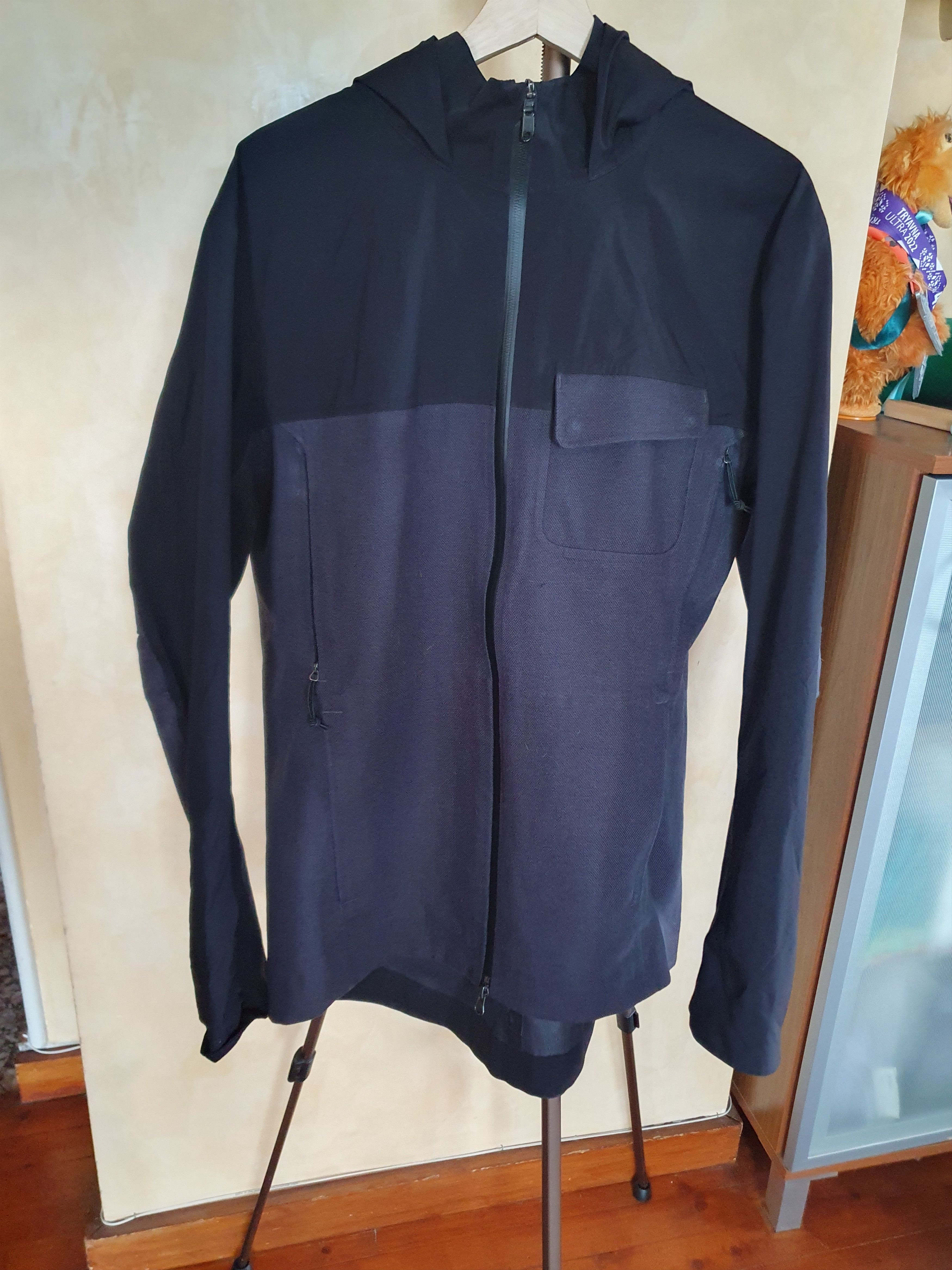 Lululemon Lululemon Waterproof Hiking two tone SWAG jacket sz L Size US L / EU 52-54 / 3 - 19 Thumbnail