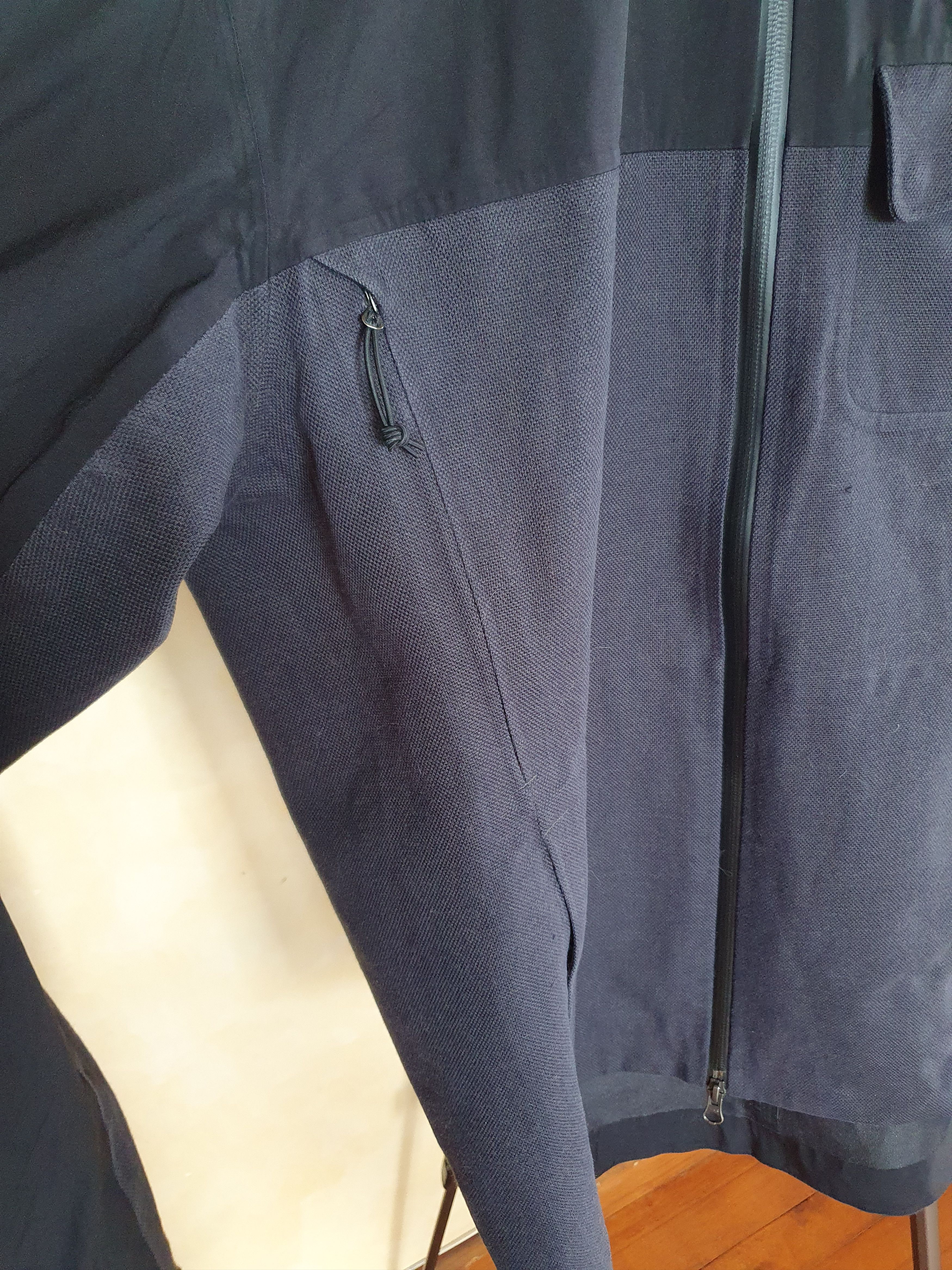 Lululemon Lululemon Waterproof Hiking two tone SWAG jacket sz L Size US L / EU 52-54 / 3 - 7 Thumbnail