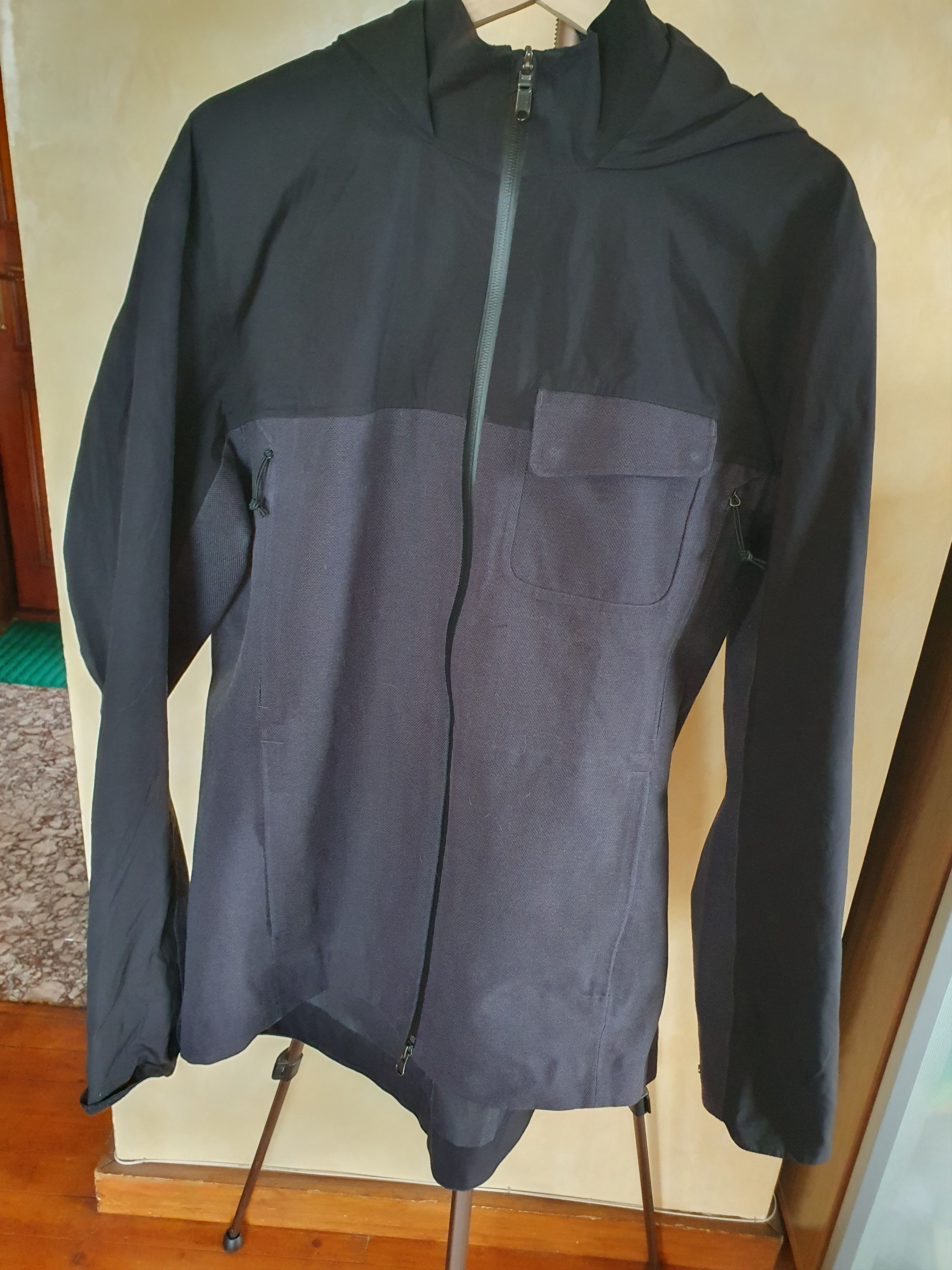 Lululemon Lululemon Waterproof Hiking two tone SWAG jacket sz L Size US L / EU 52-54 / 3 - 5 Thumbnail