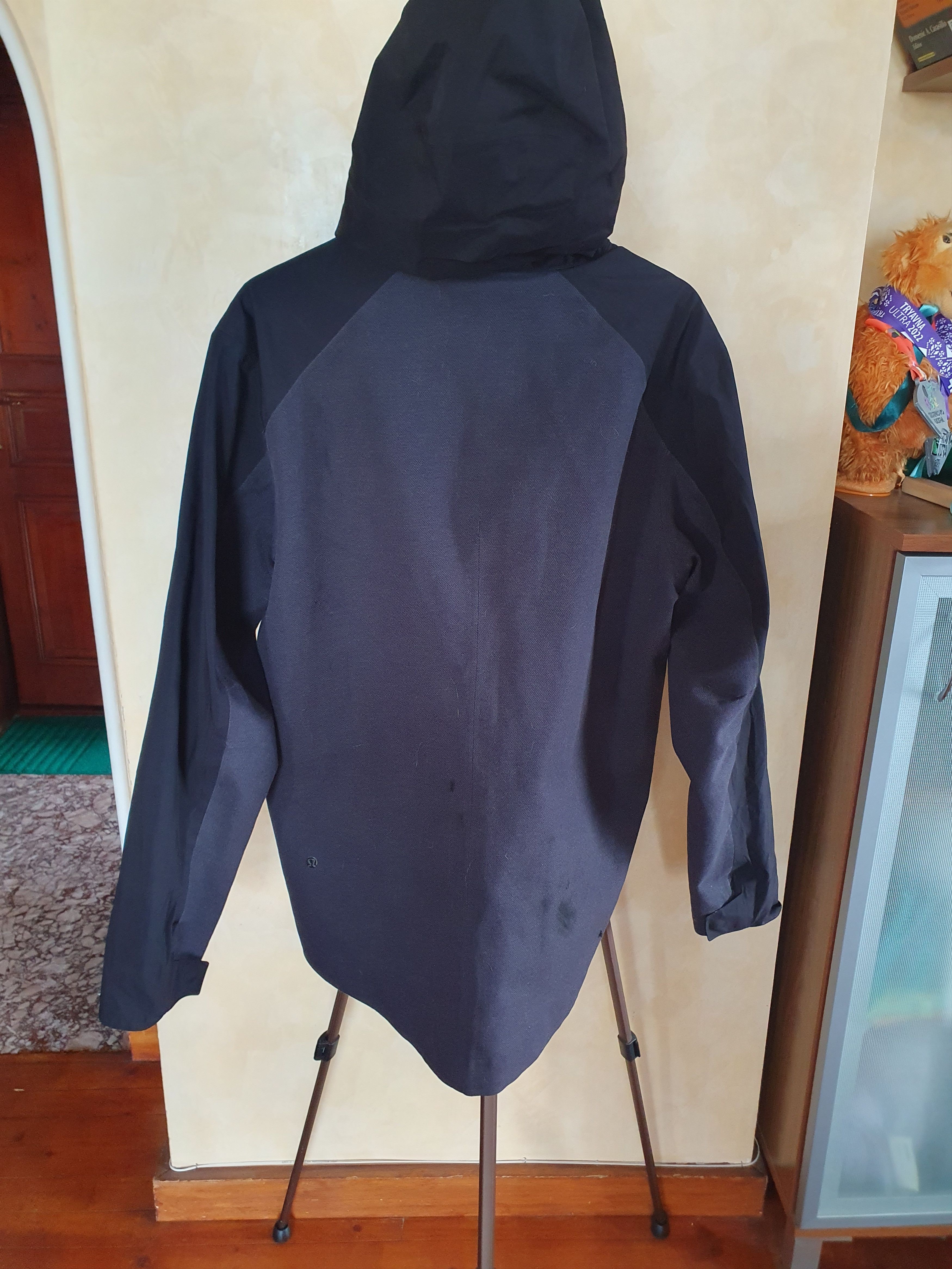 Lululemon Lululemon Waterproof Hiking two tone SWAG jacket sz L Size US L / EU 52-54 / 3 - 2 Thumbnail