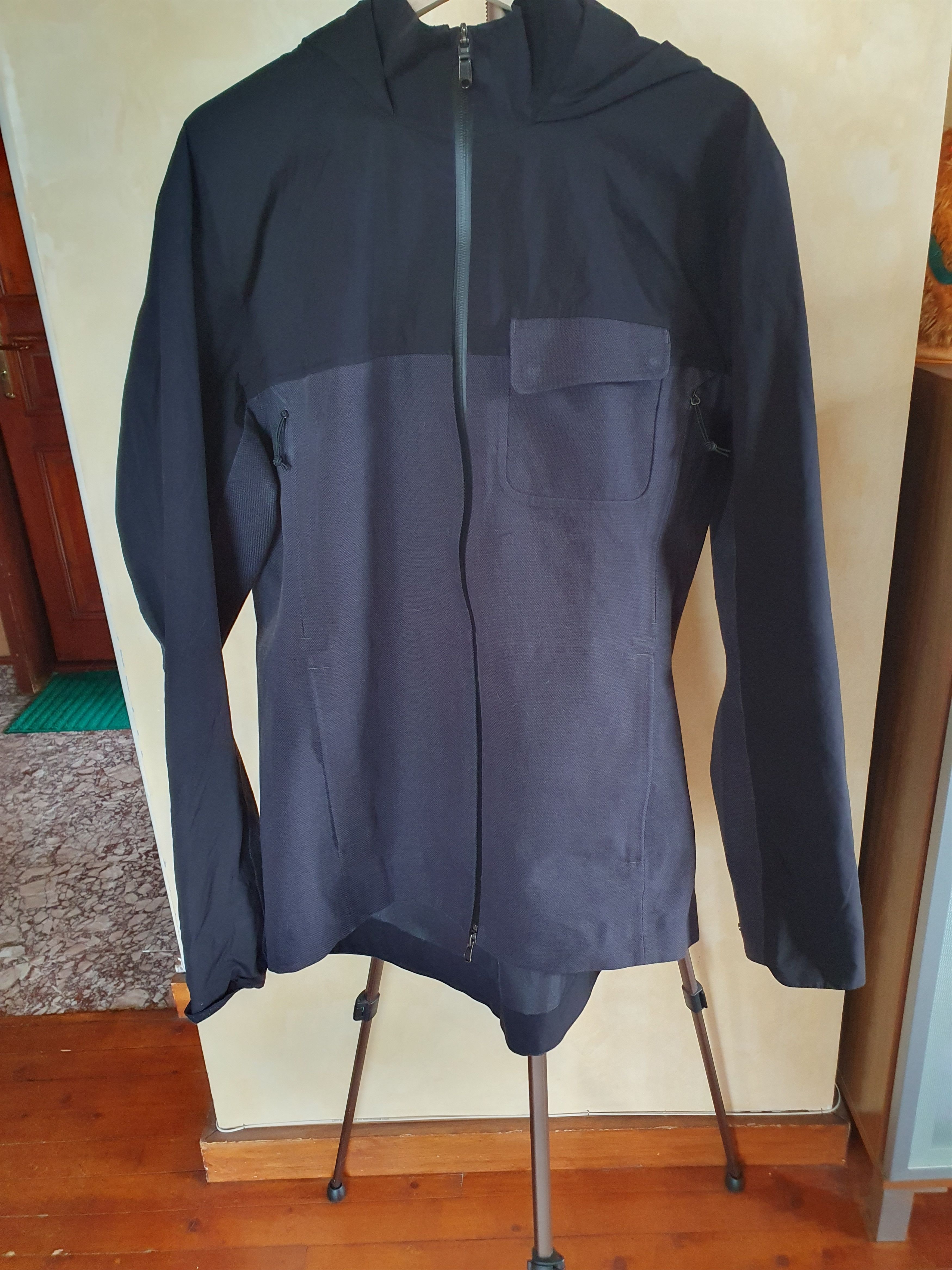 Lululemon Lululemon Waterproof Hiking two tone SWAG jacket sz L Size US L / EU 52-54 / 3 - 1 Thumbnail