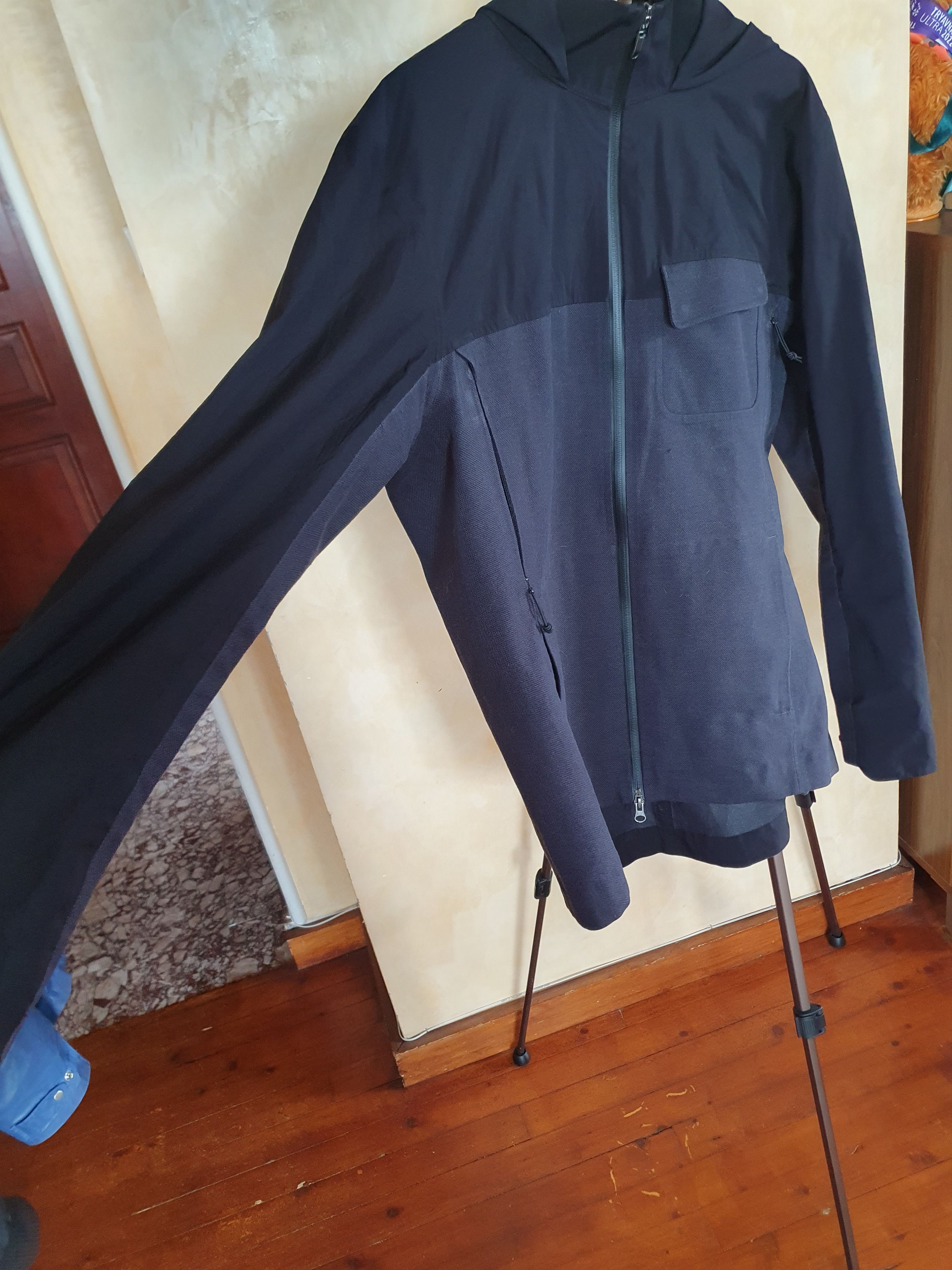 Lululemon Lululemon Waterproof Hiking two tone SWAG jacket sz L Size US L / EU 52-54 / 3 - 10 Thumbnail