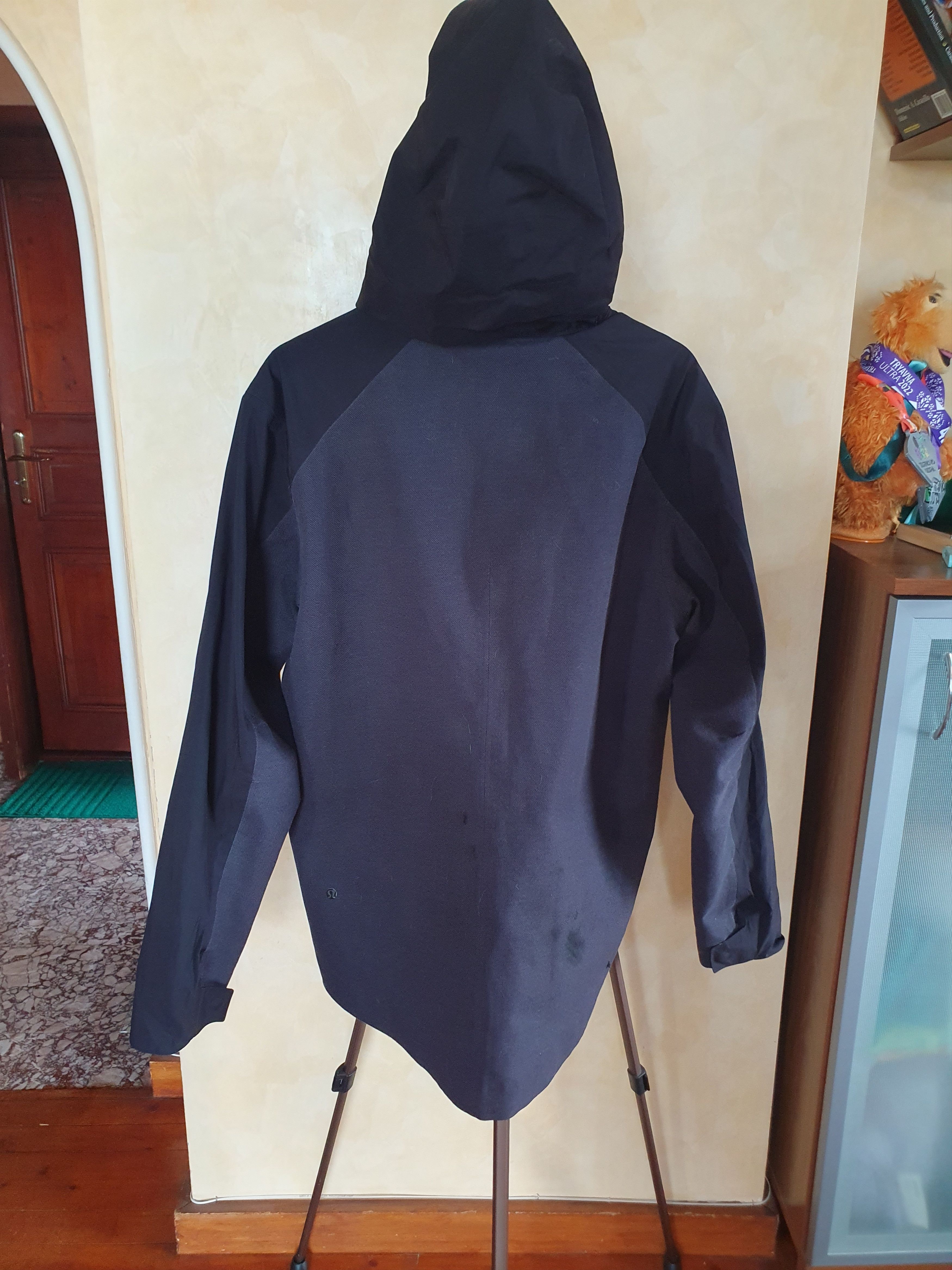 Lululemon Lululemon Waterproof Hiking two tone SWAG jacket sz L Size US L / EU 52-54 / 3 - 11 Thumbnail