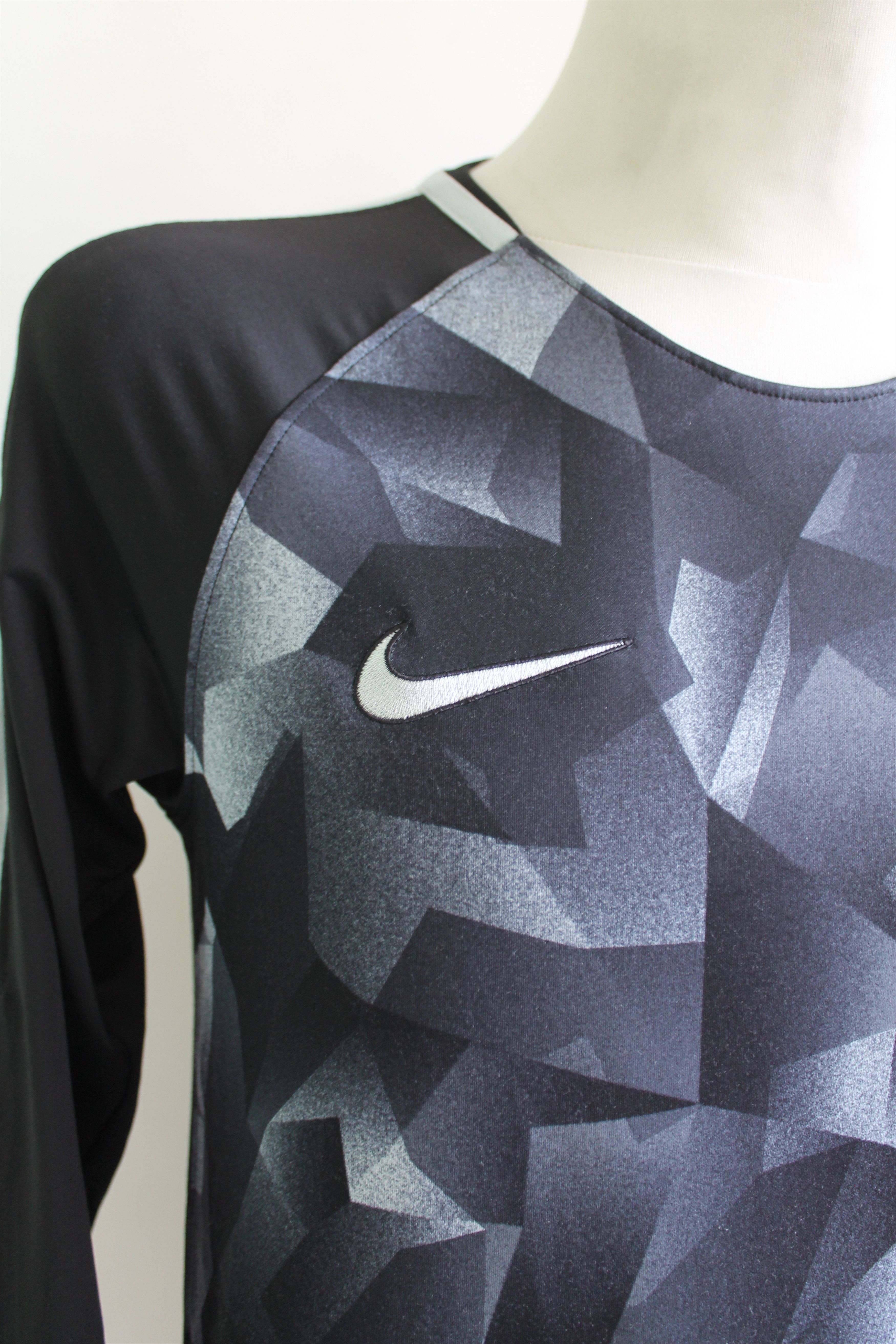 Nike 2017 2018 Nike PSG Paris Saint Germain Long Sleeve Training Size US S / EU 44-46 / 1 - 4 Thumbnail