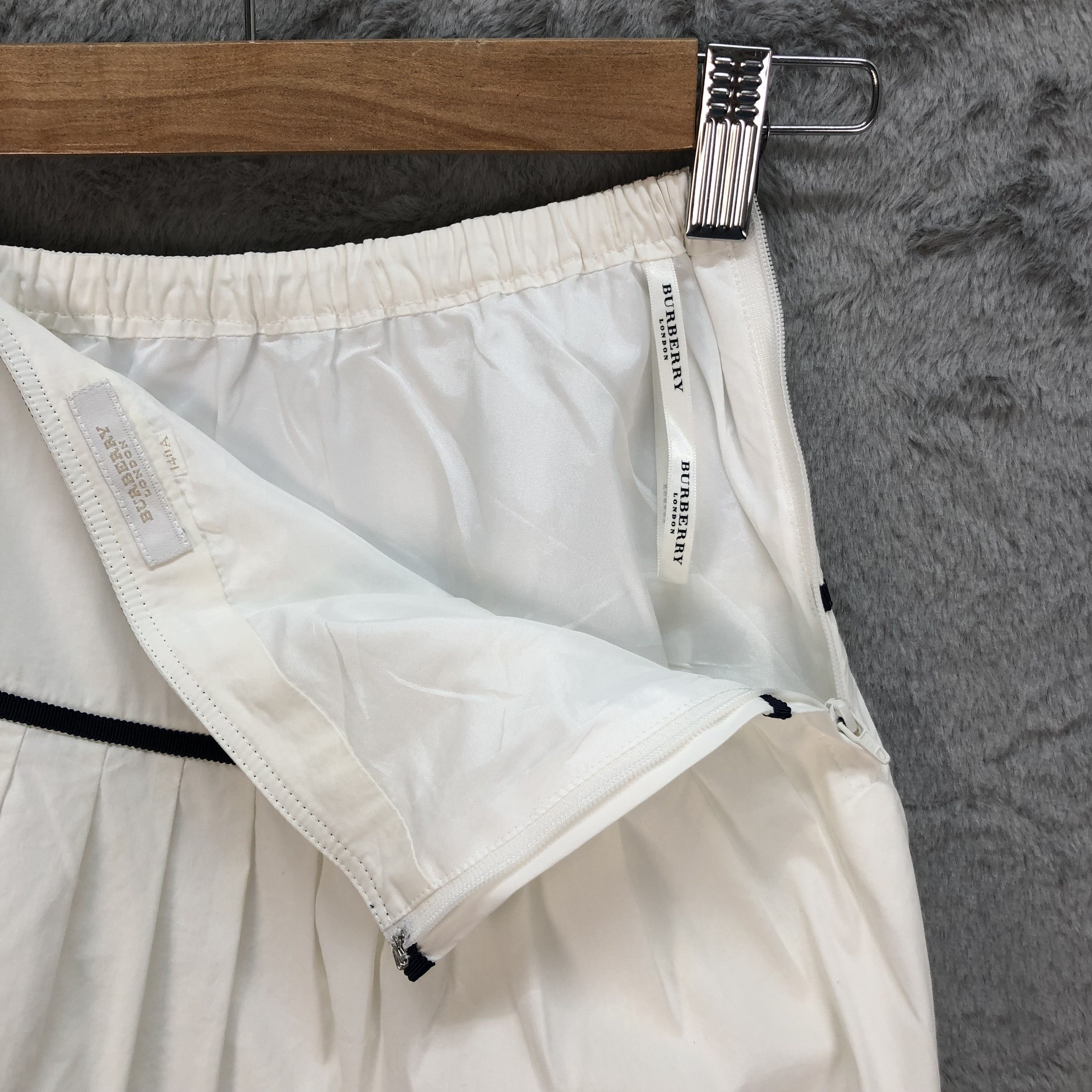 Burberry BURBERRY LONDON DRAWSTRING WHITE MINI SKIRTS #6080-216 Size 24" / US 00 / IT 34 - 5 Thumbnail