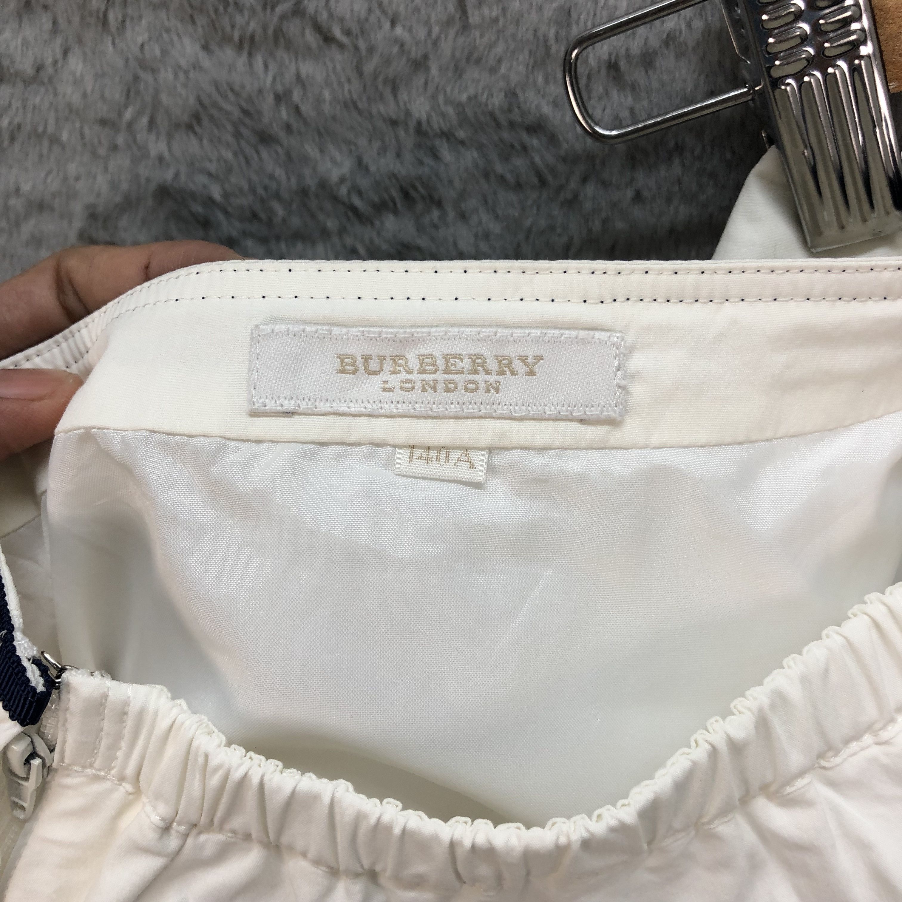 Burberry BURBERRY LONDON DRAWSTRING WHITE MINI SKIRTS #6080-216 Size 24" / US 00 / IT 34 - 4 Thumbnail