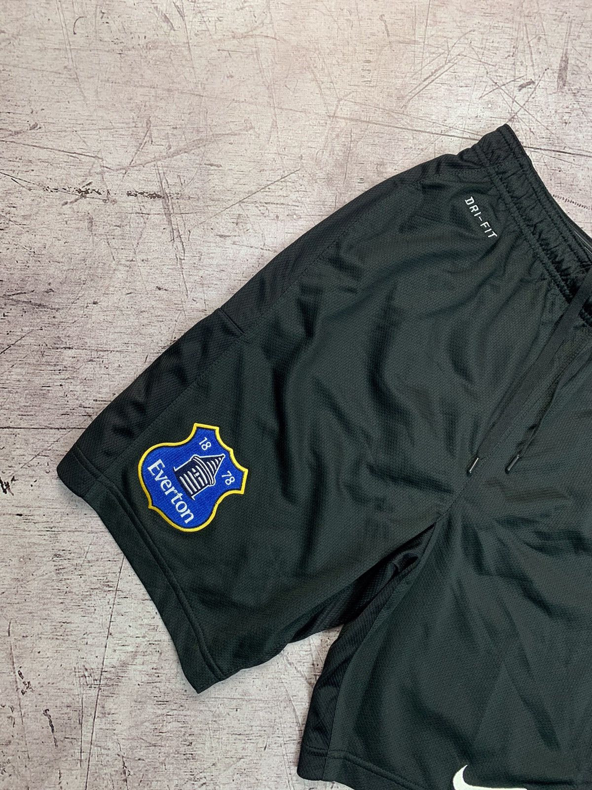 Nike Nike Everton Vintage Shorts Size US 32 / EU 48 - 2 Thumbnail