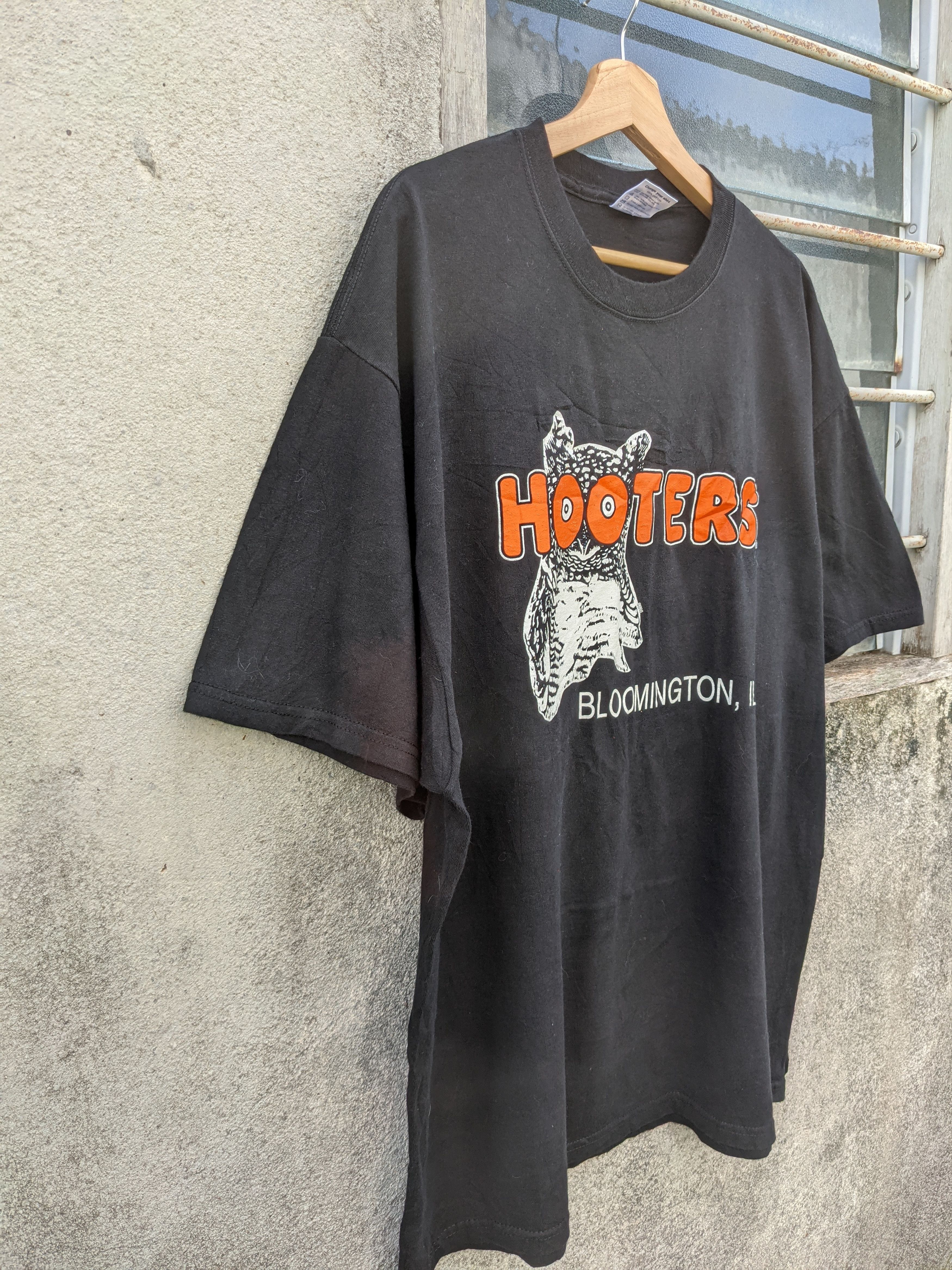 Delta × Vintage ⚡️Steals⚡️ Vintage Delta Hooters Spellout Tshirt Size US XL / EU 56 / 4 - 4 Thumbnail
