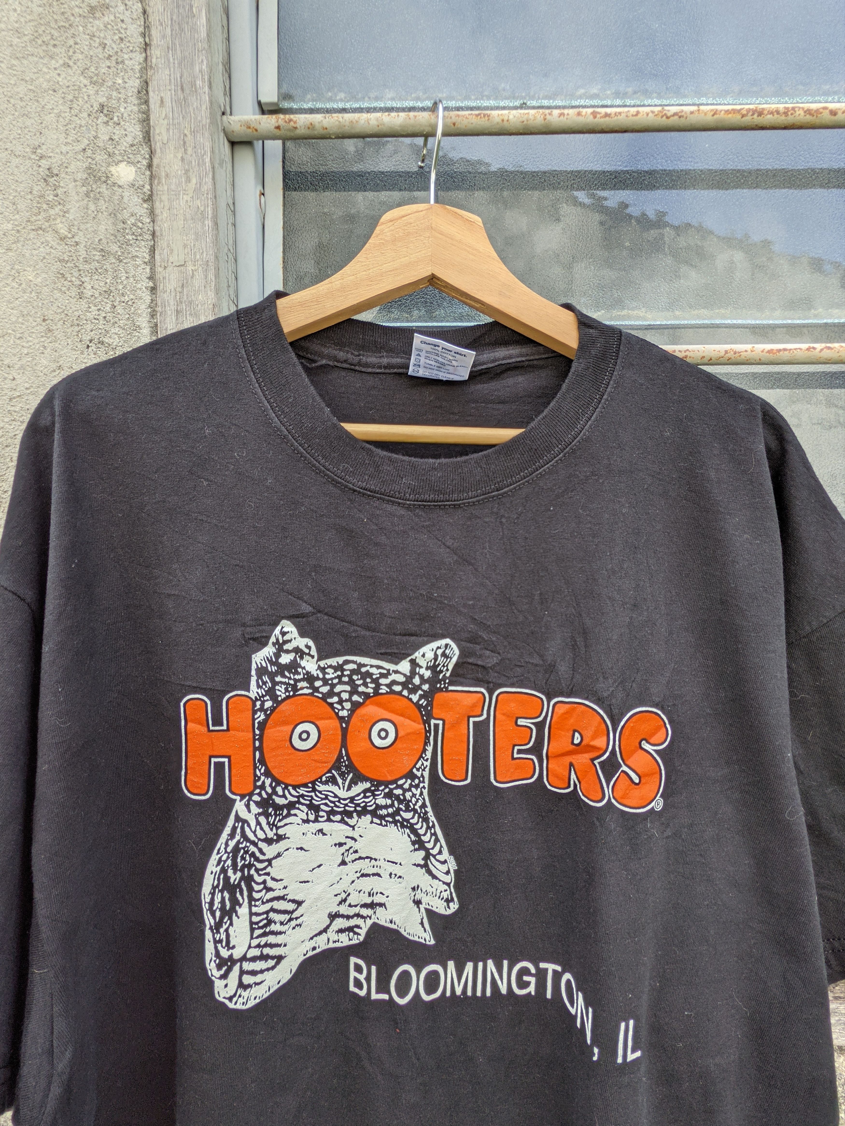 Delta × Vintage ⚡️Steals⚡️ Vintage Delta Hooters Spellout Tshirt Size US XL / EU 56 / 4 - 5 Thumbnail