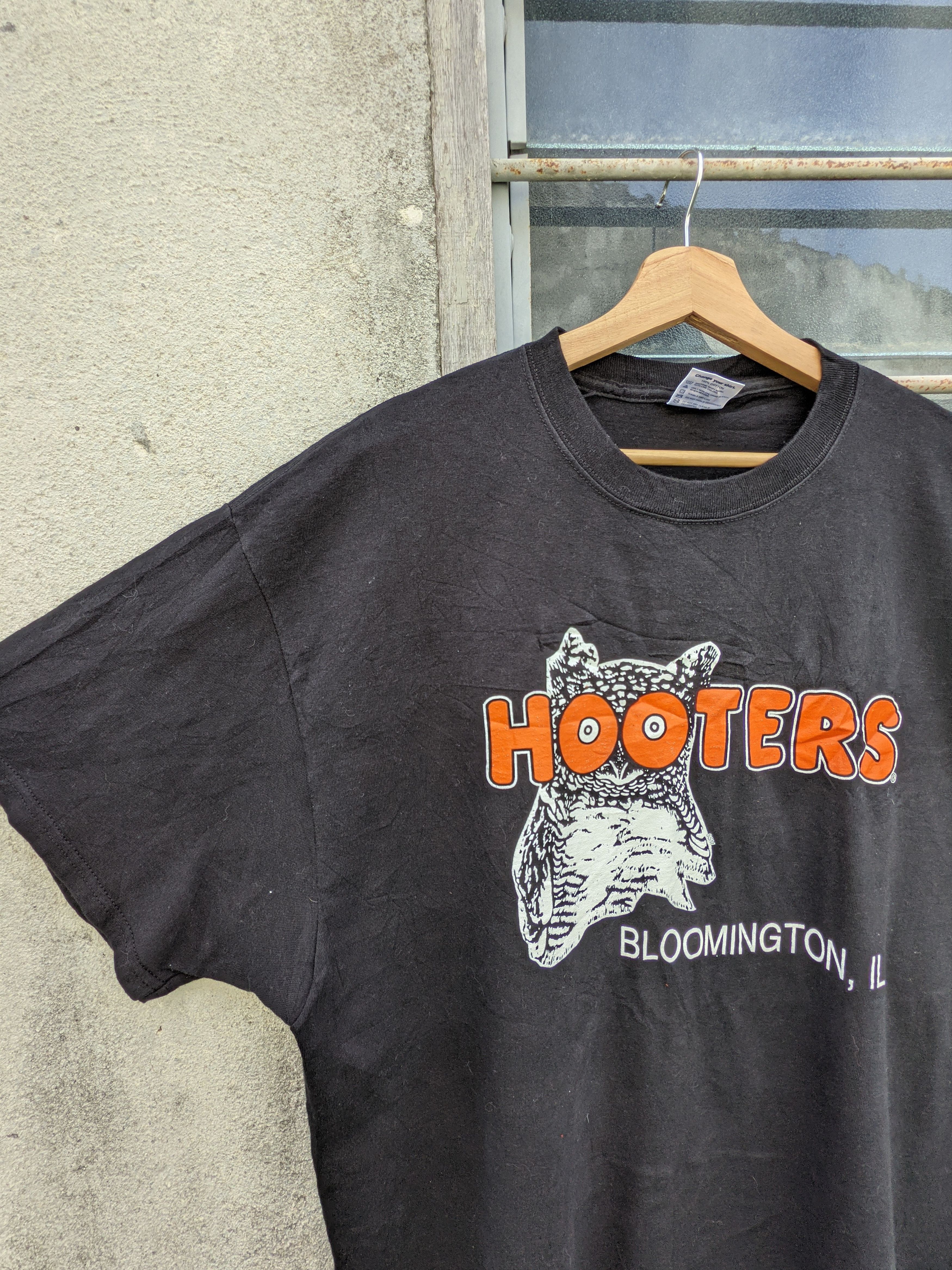 Delta × Vintage ⚡️Steals⚡️ Vintage Delta Hooters Spellout Tshirt Size US XL / EU 56 / 4 - 6 Thumbnail